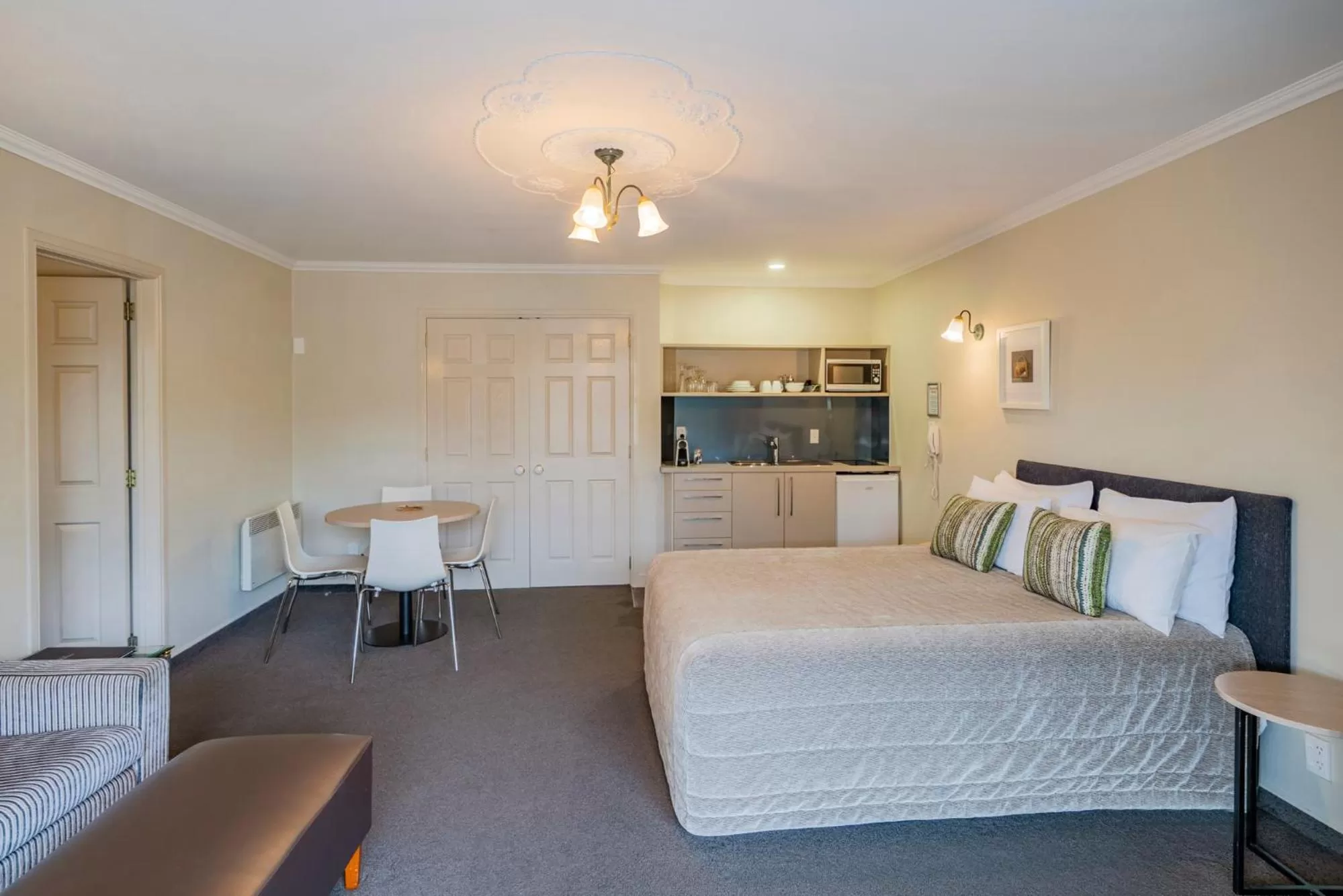 Kitchen or kitchenette, Bed in Silver Fern Rotorua Suites & Spa