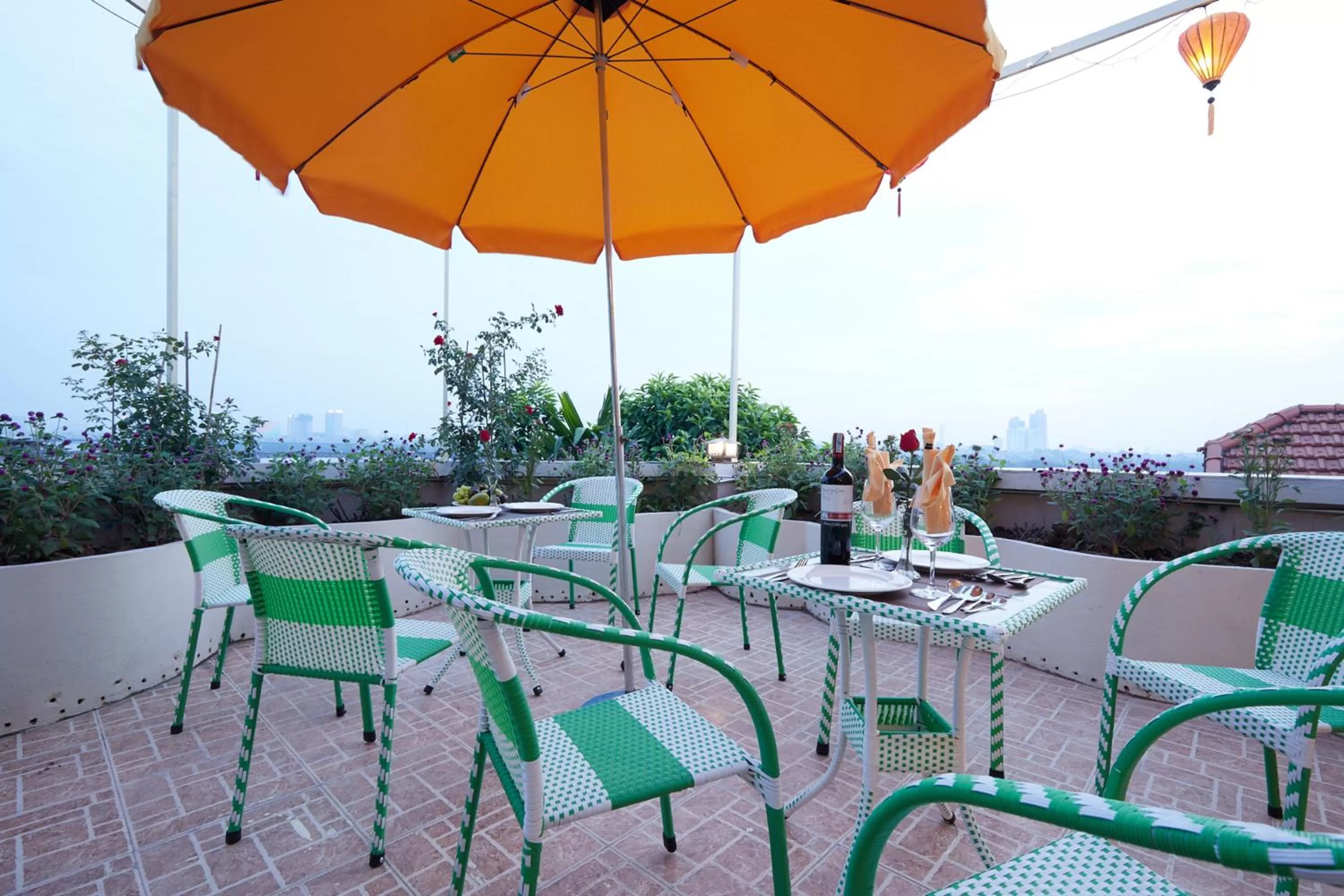 Restaurant/places to eat in Lucky Budda Inn Villa