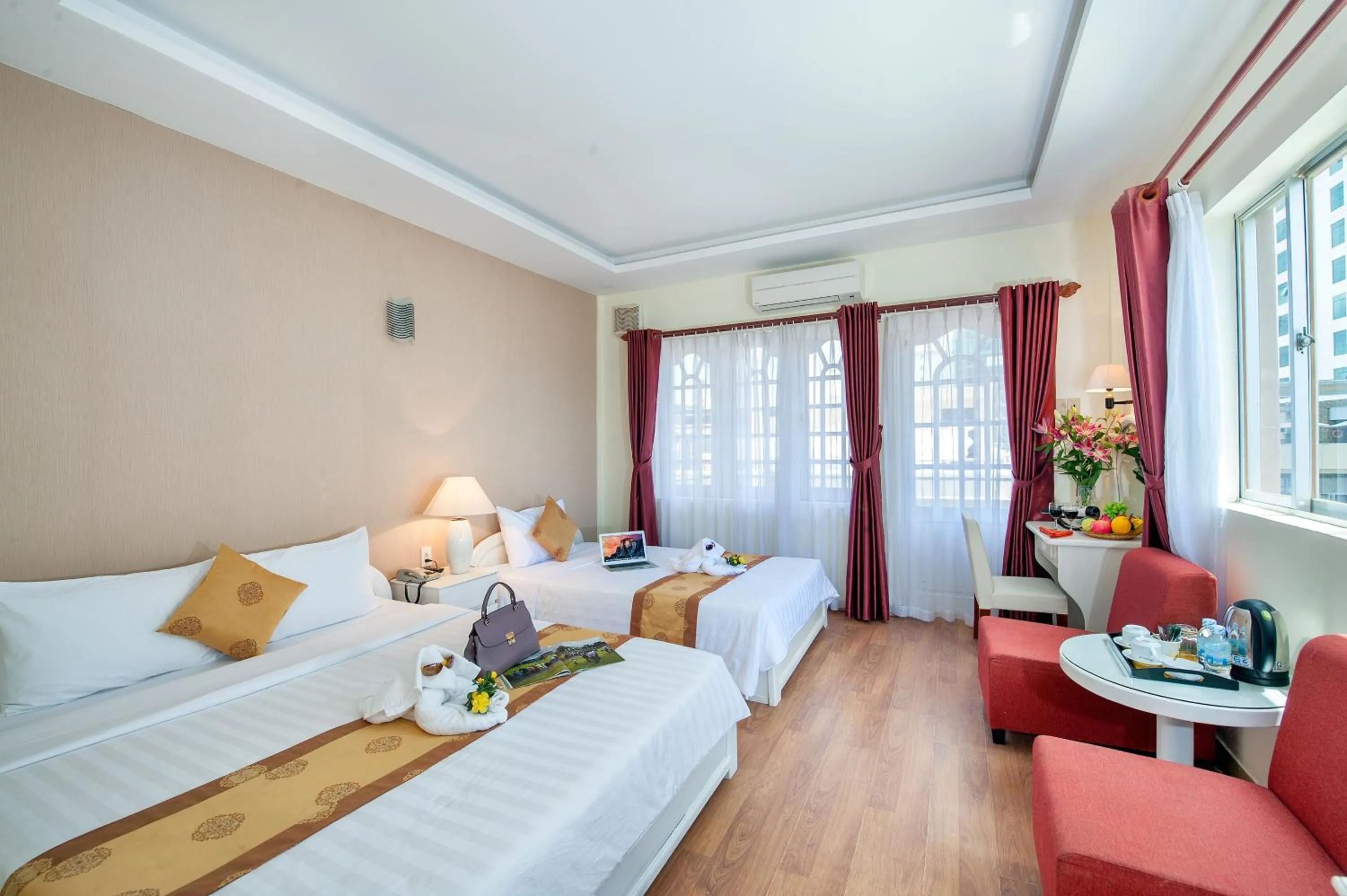 Bedroom, Bed in Palm Beach Hotel