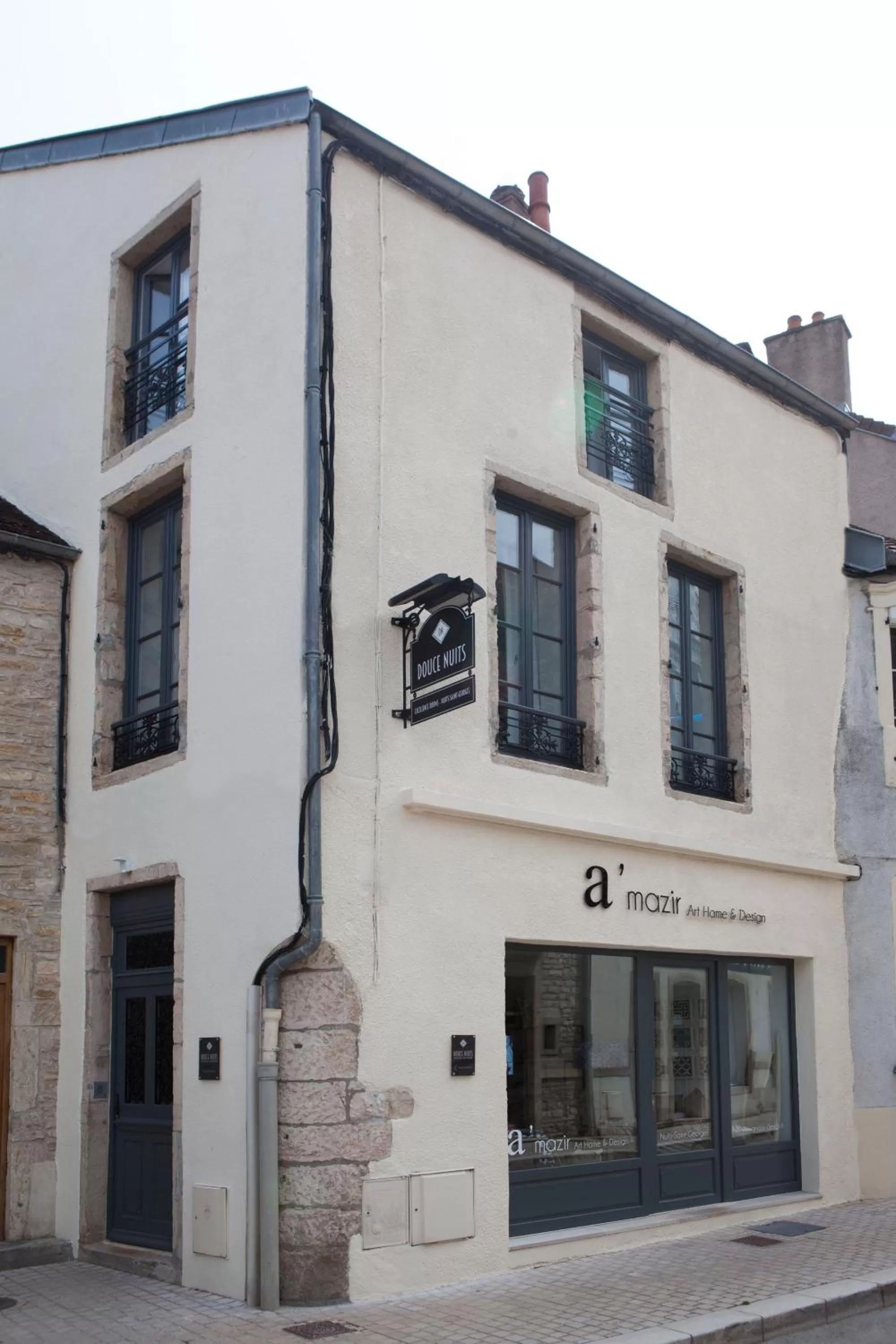 Facade/entrance, Property Building in Douce Nuits
