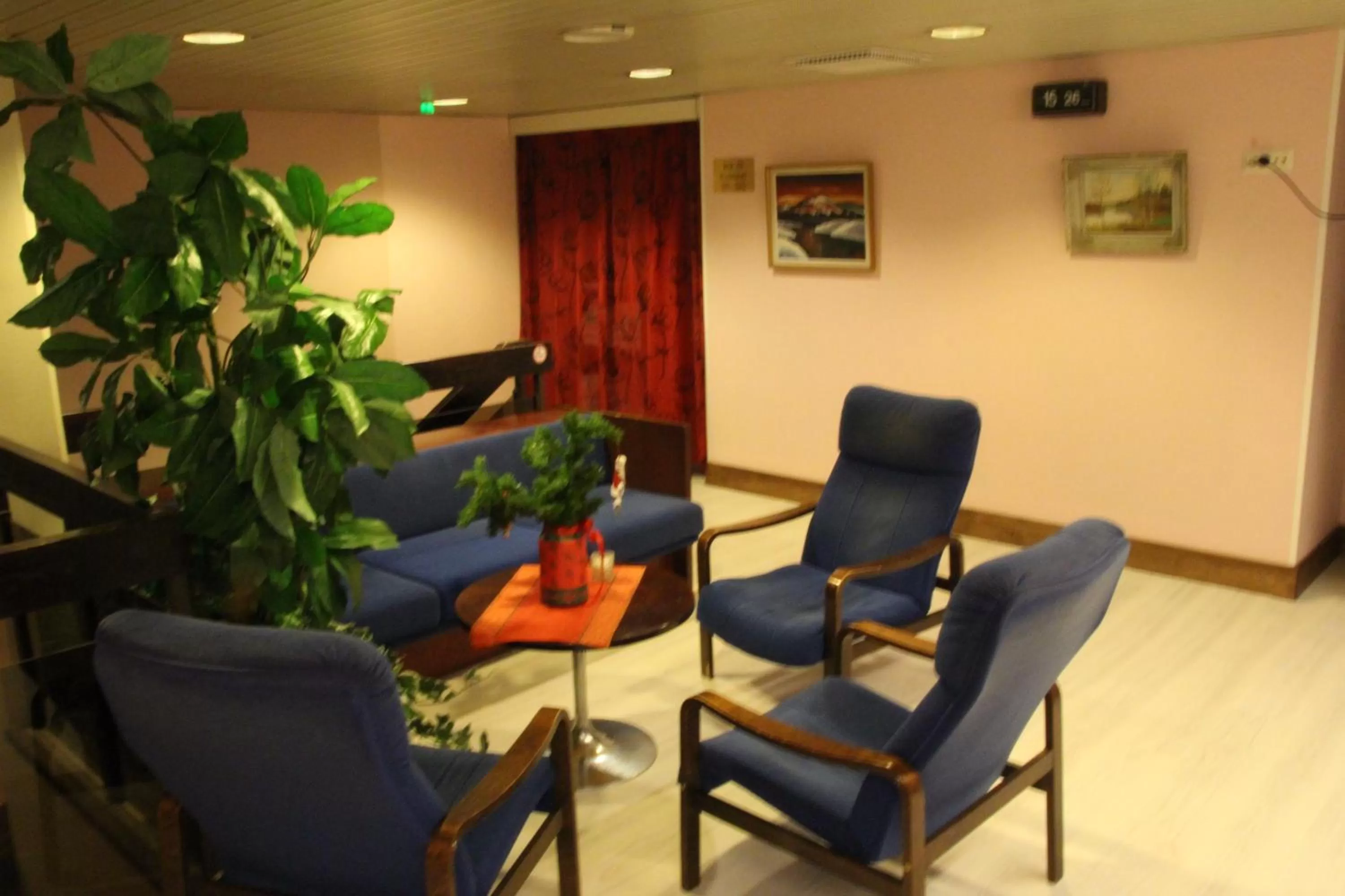 Communal lounge/ TV room in Hotel Kemijärvi