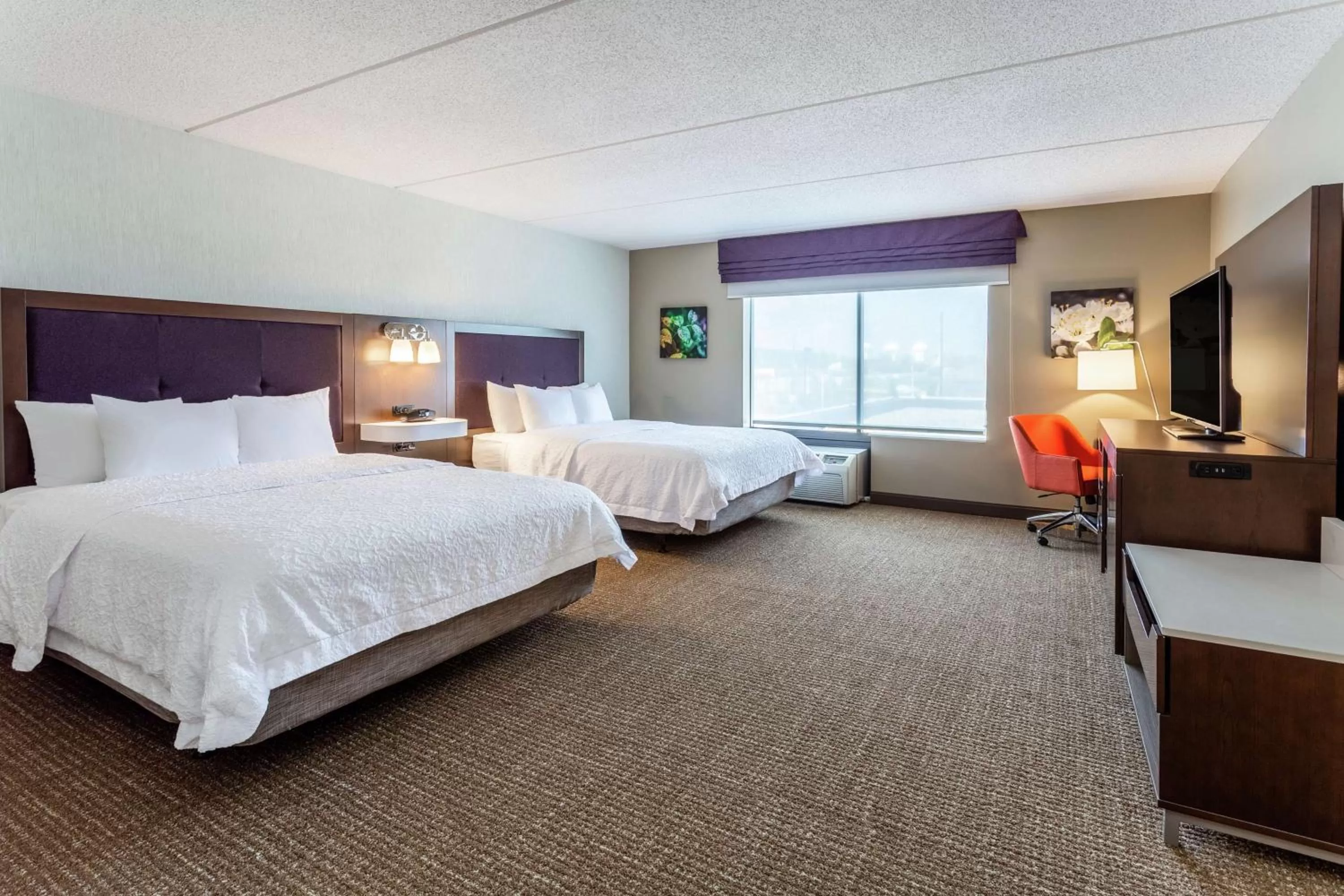 Bedroom, Bed in Hampton Inn & Suites Chicago - Libertyville
