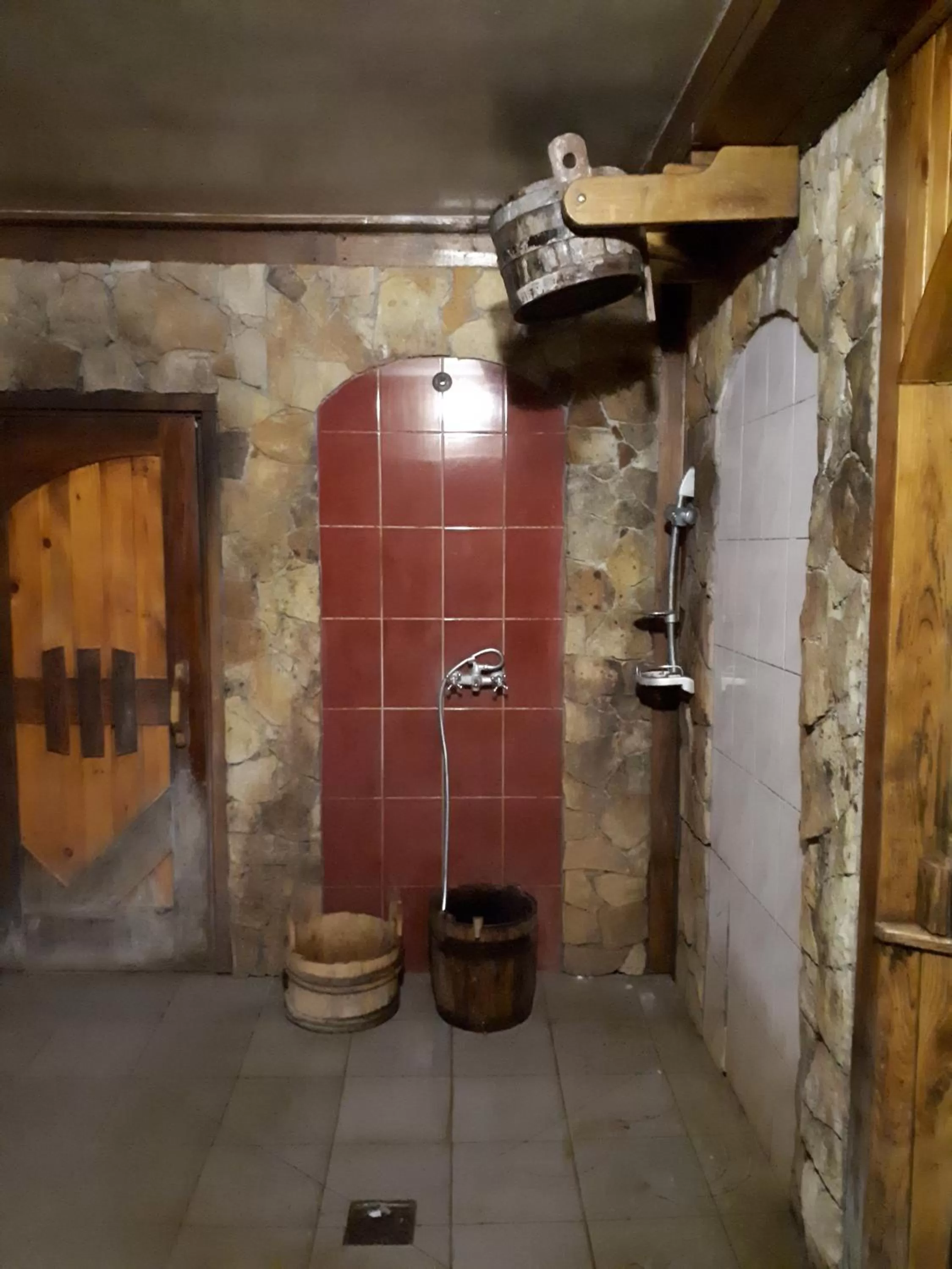 Shower in Hotel Gostynnyi Dvir