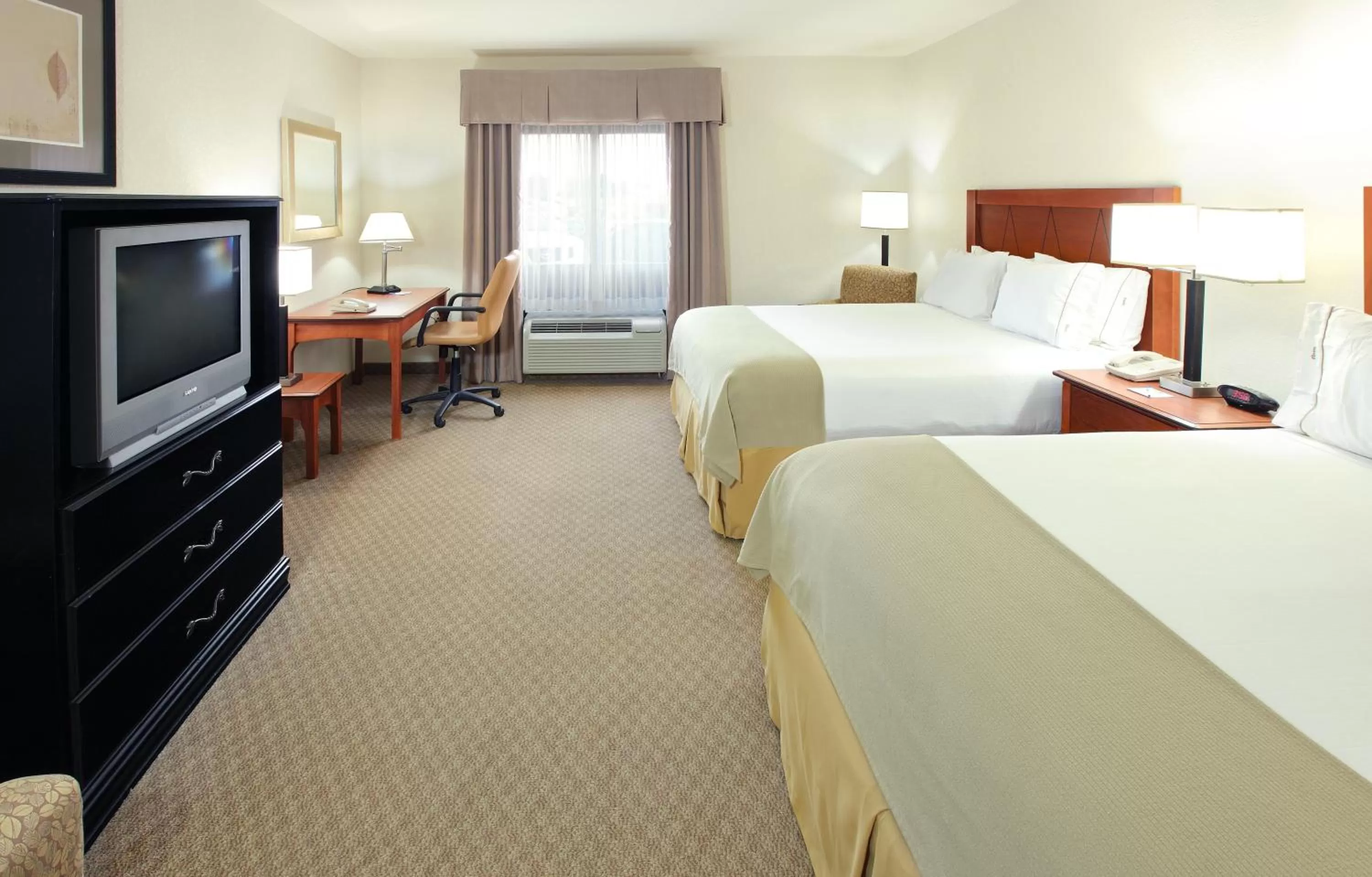 Photo of the whole room, Bed in Holiday Inn Express & Suites Pine Bluff/Pines Mall by IHG