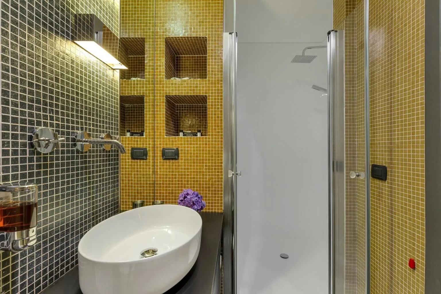 Shower in Hotel Ancora