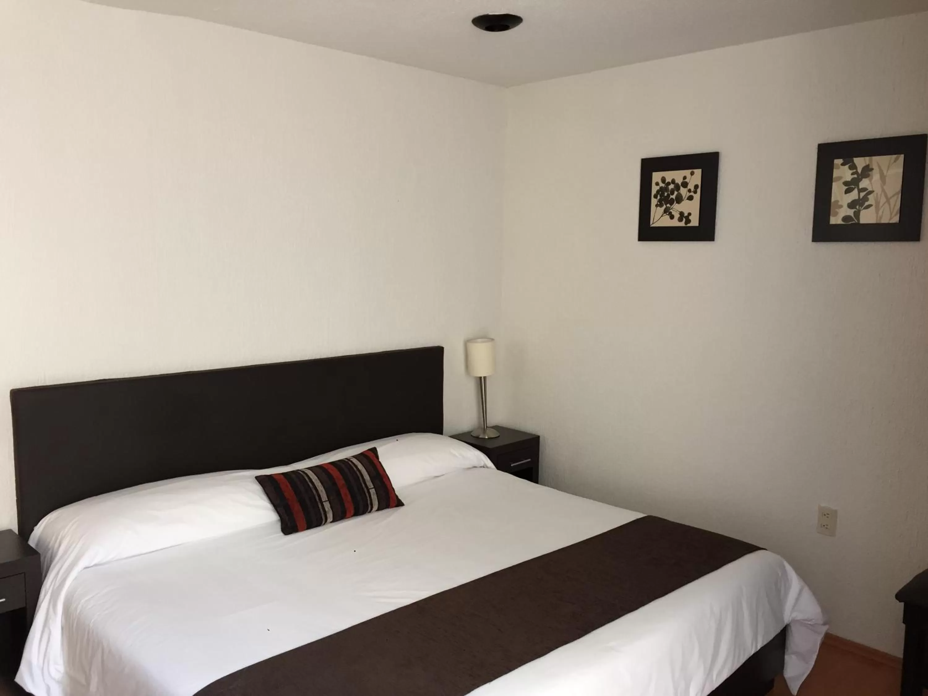 Bed in Bosque de Magnolias 93