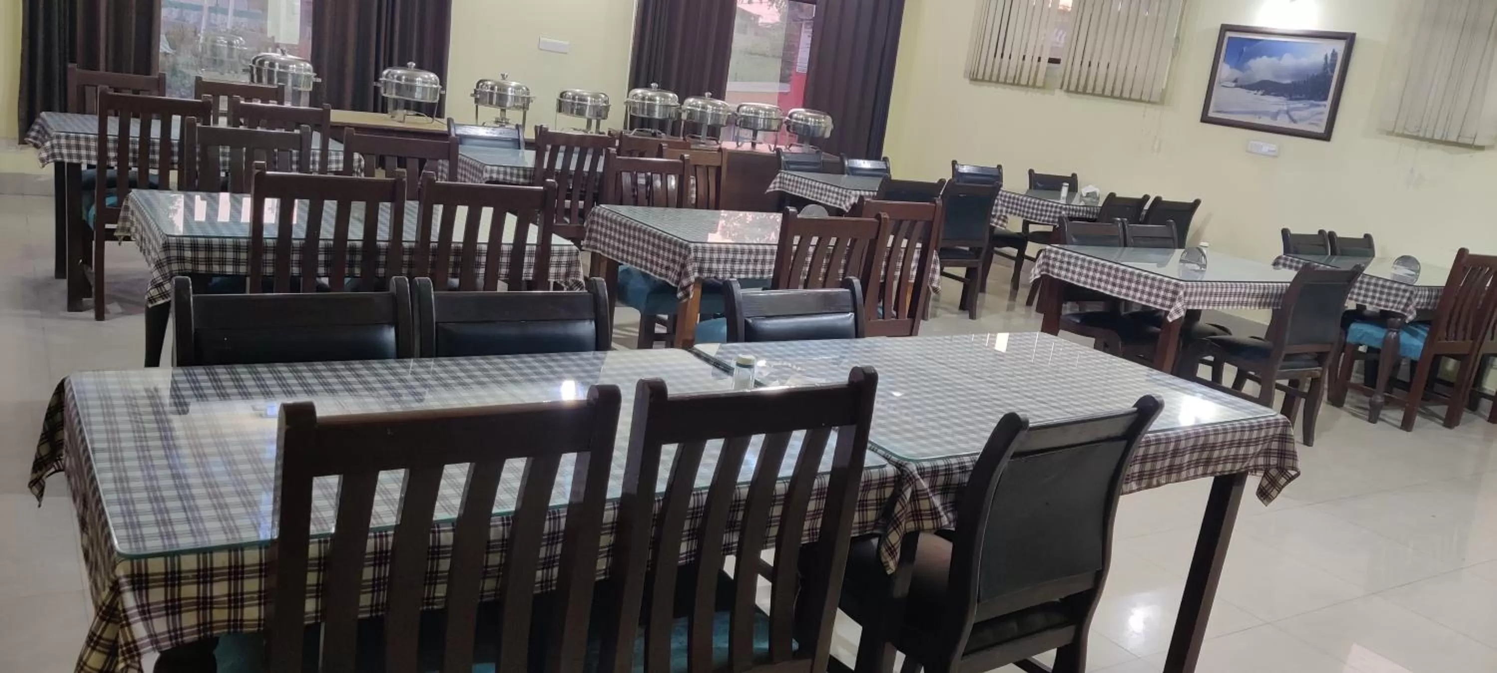 Restaurant/places to eat in Hotel curio's All seasons