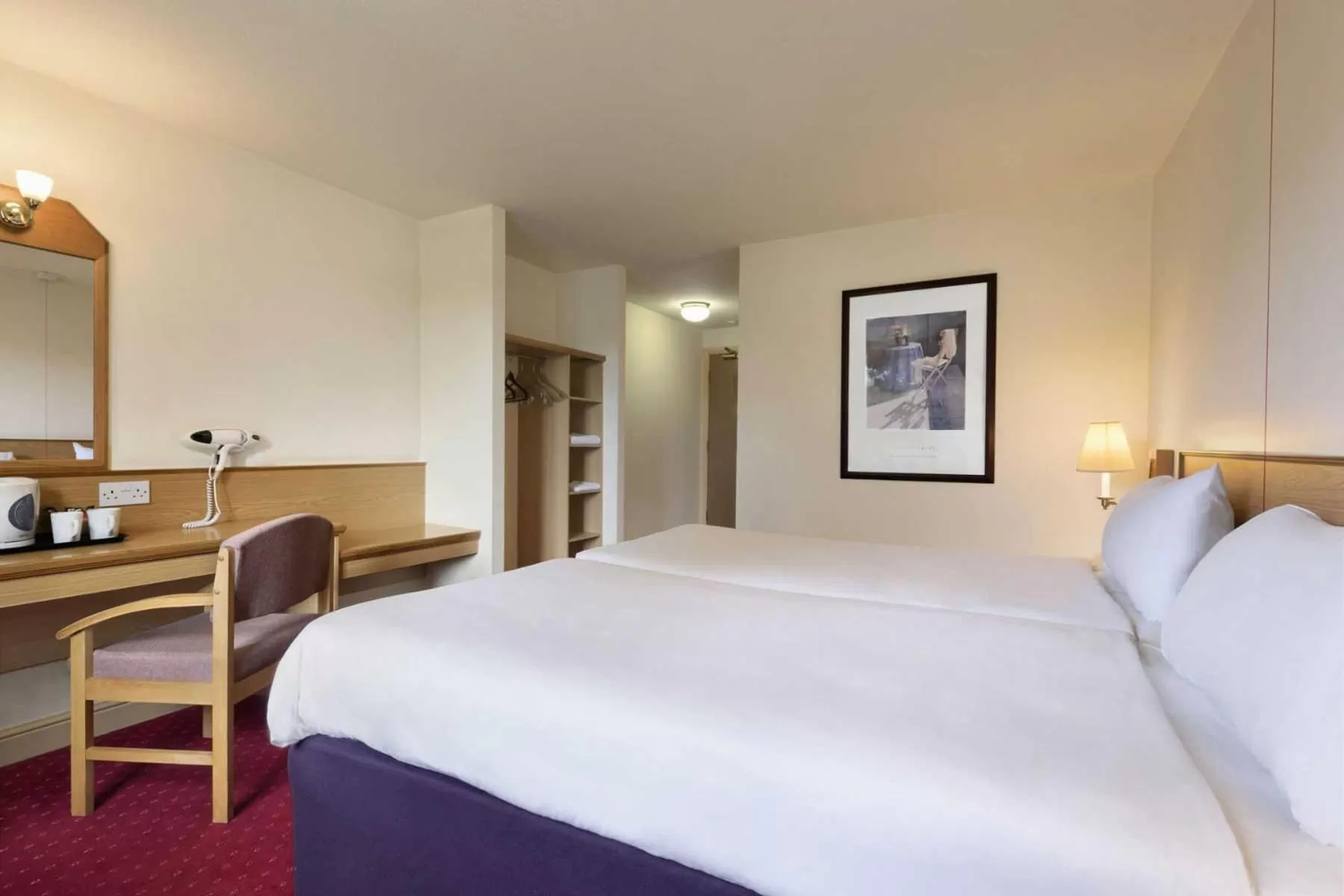 Bedroom, Bed in Days Inn Tewkesbury