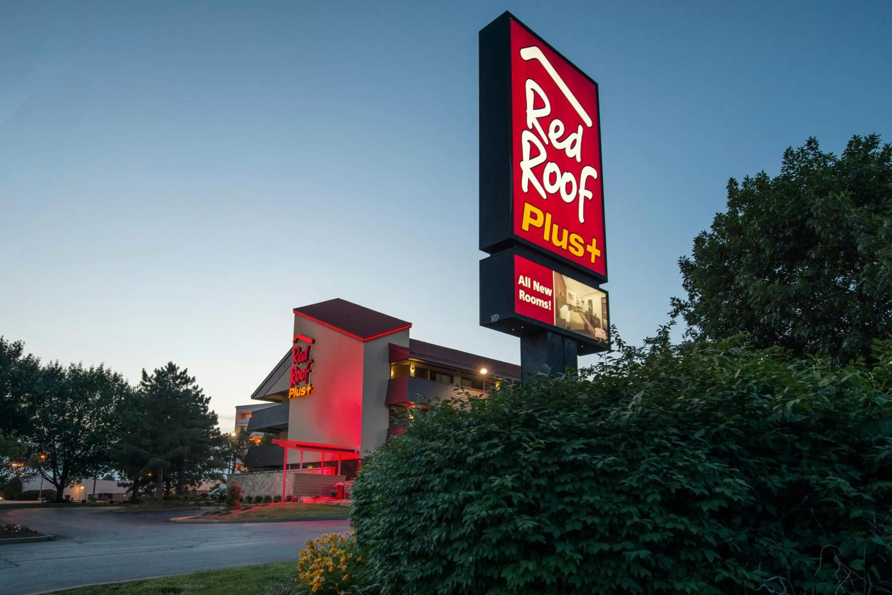 Property building in Red Roof Inn PLUS+ St. Louis - Forest Park / Hampton Ave.