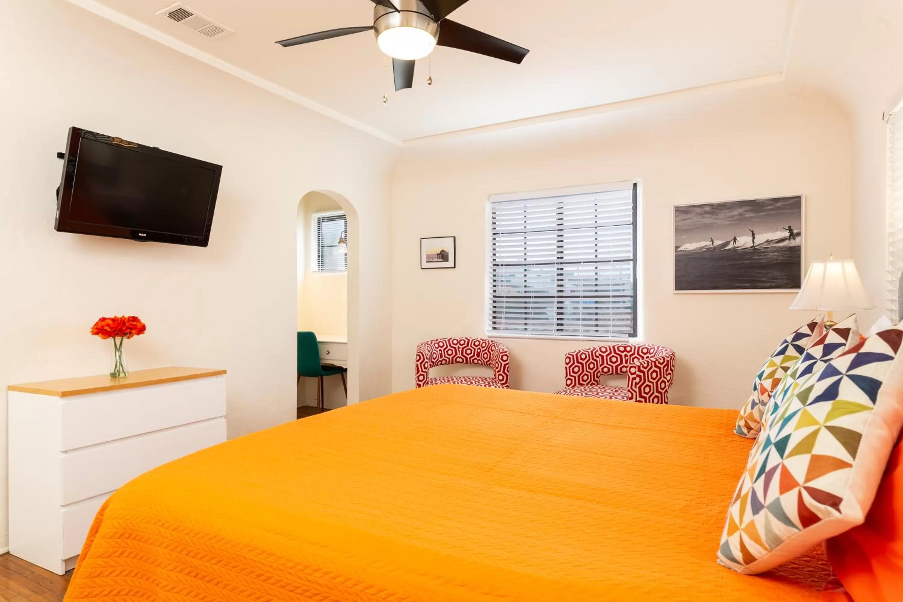 Photo of the whole room, Bed in The Sea View Inn At The Beach