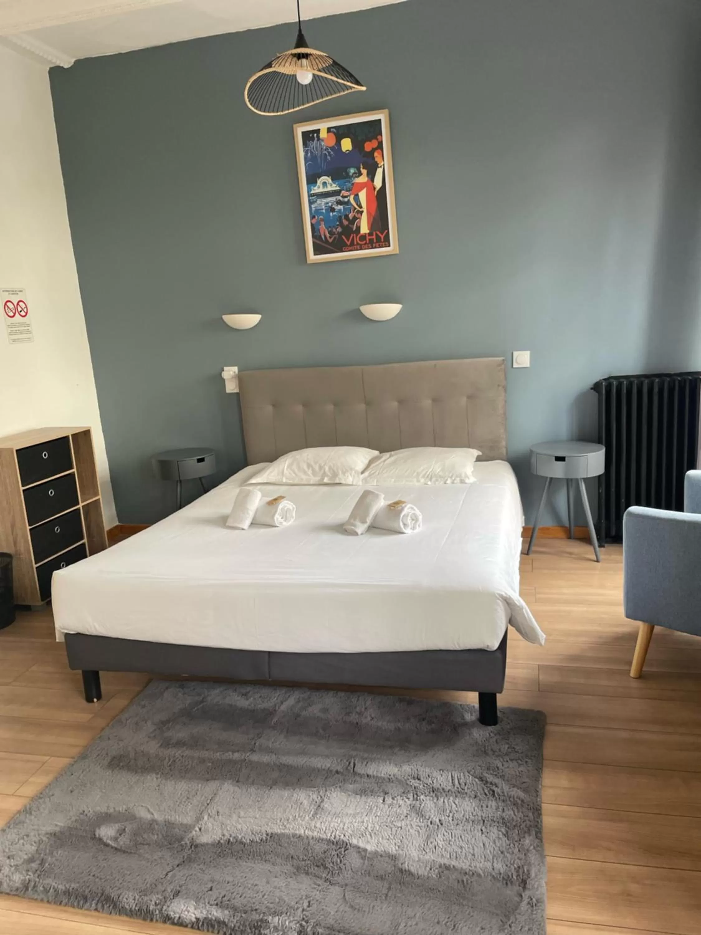 Living room, Bed in Hôtel & Restaurant Le Patio VICHY