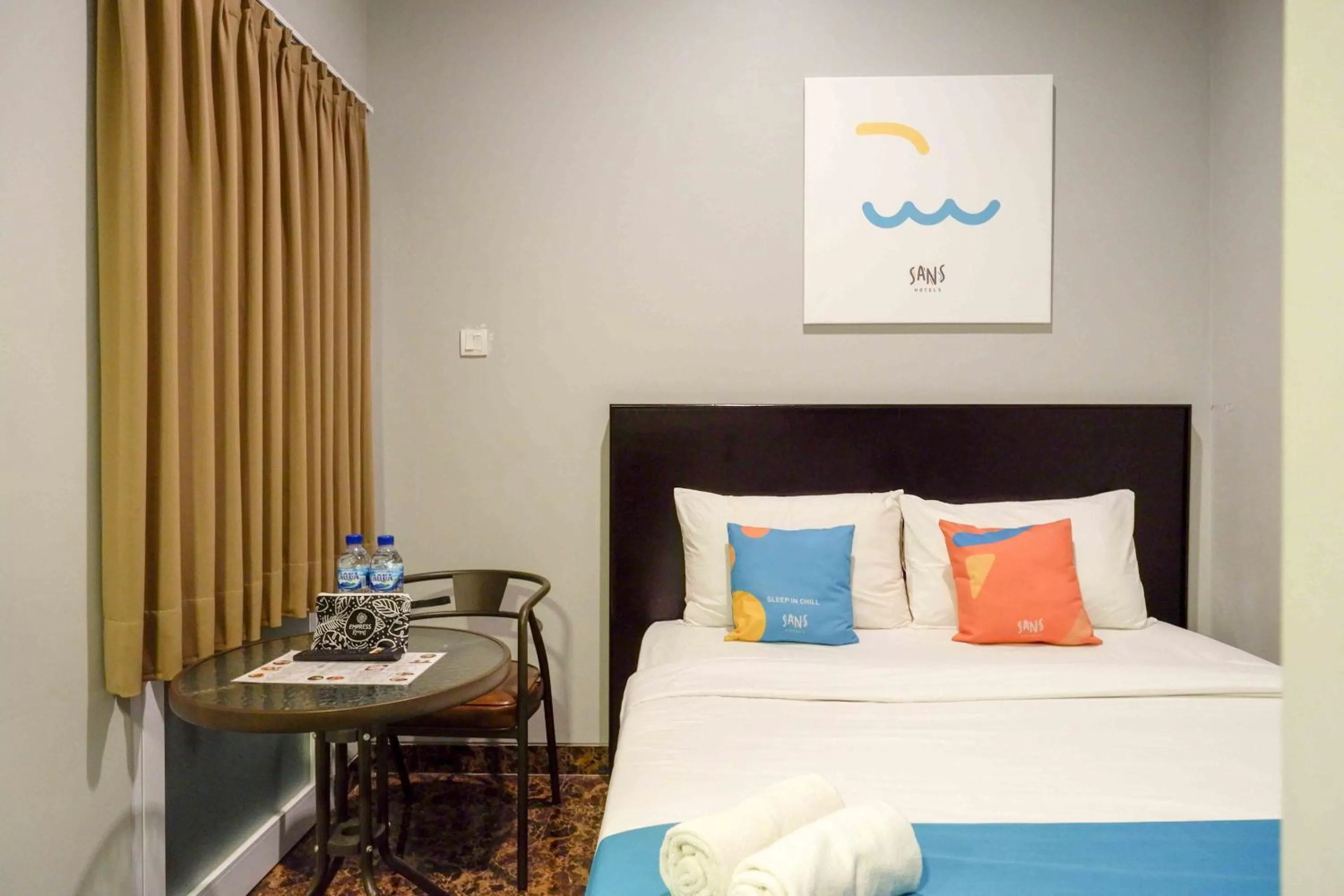 Bedroom, Bed in Sans Hotel Empress Simpang Lima