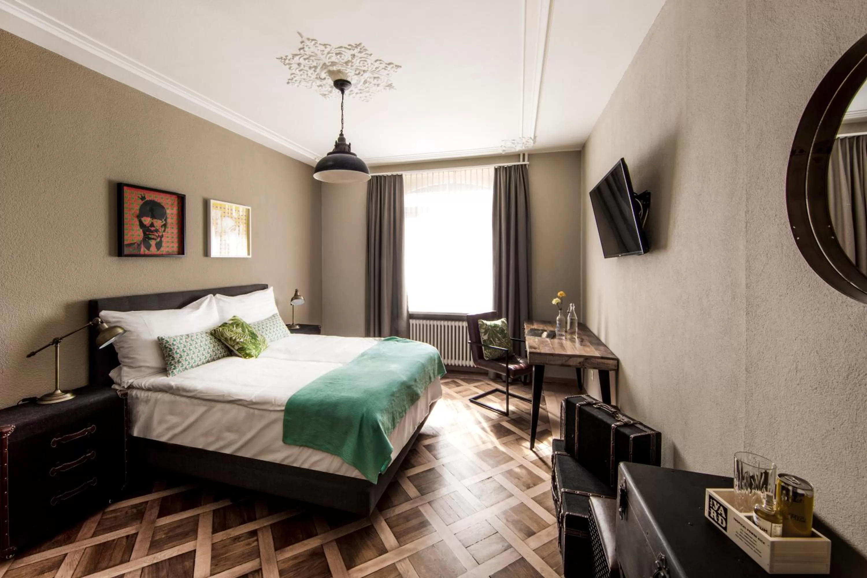 Photo of the whole room, Bed in The Yard Zürich