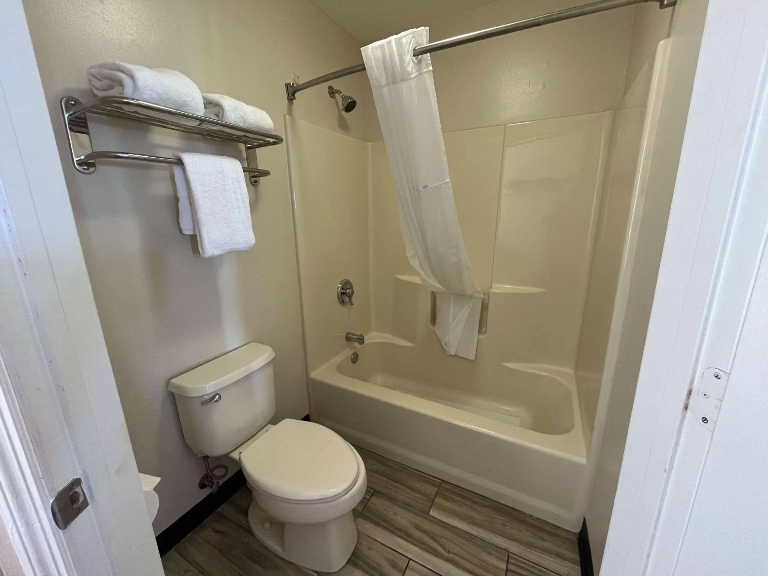 Bathroom in Motel 6 Georgetown, SC Marina