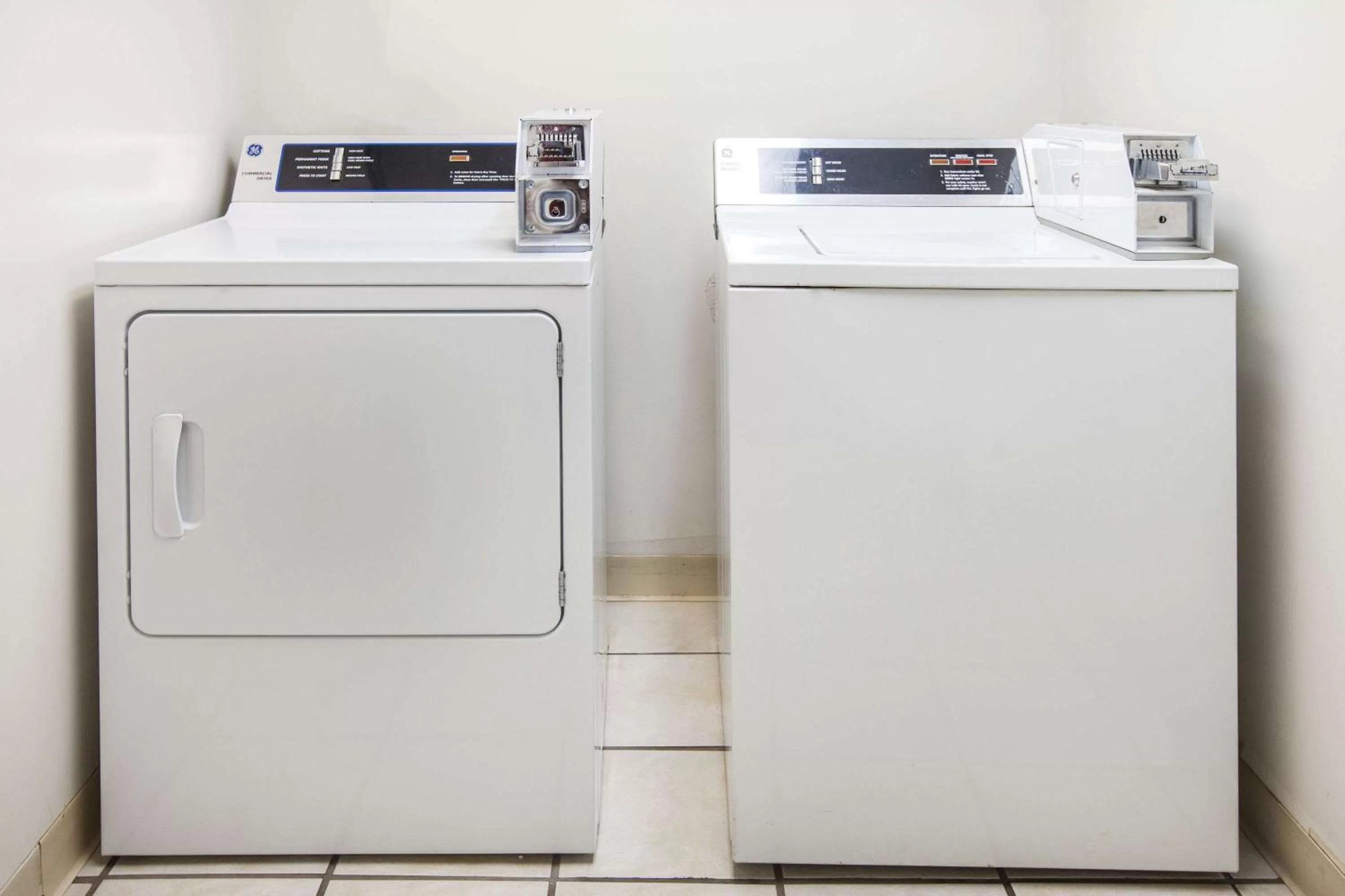 Restaurant/places to eat in Super 8 by Wyndham Clinton