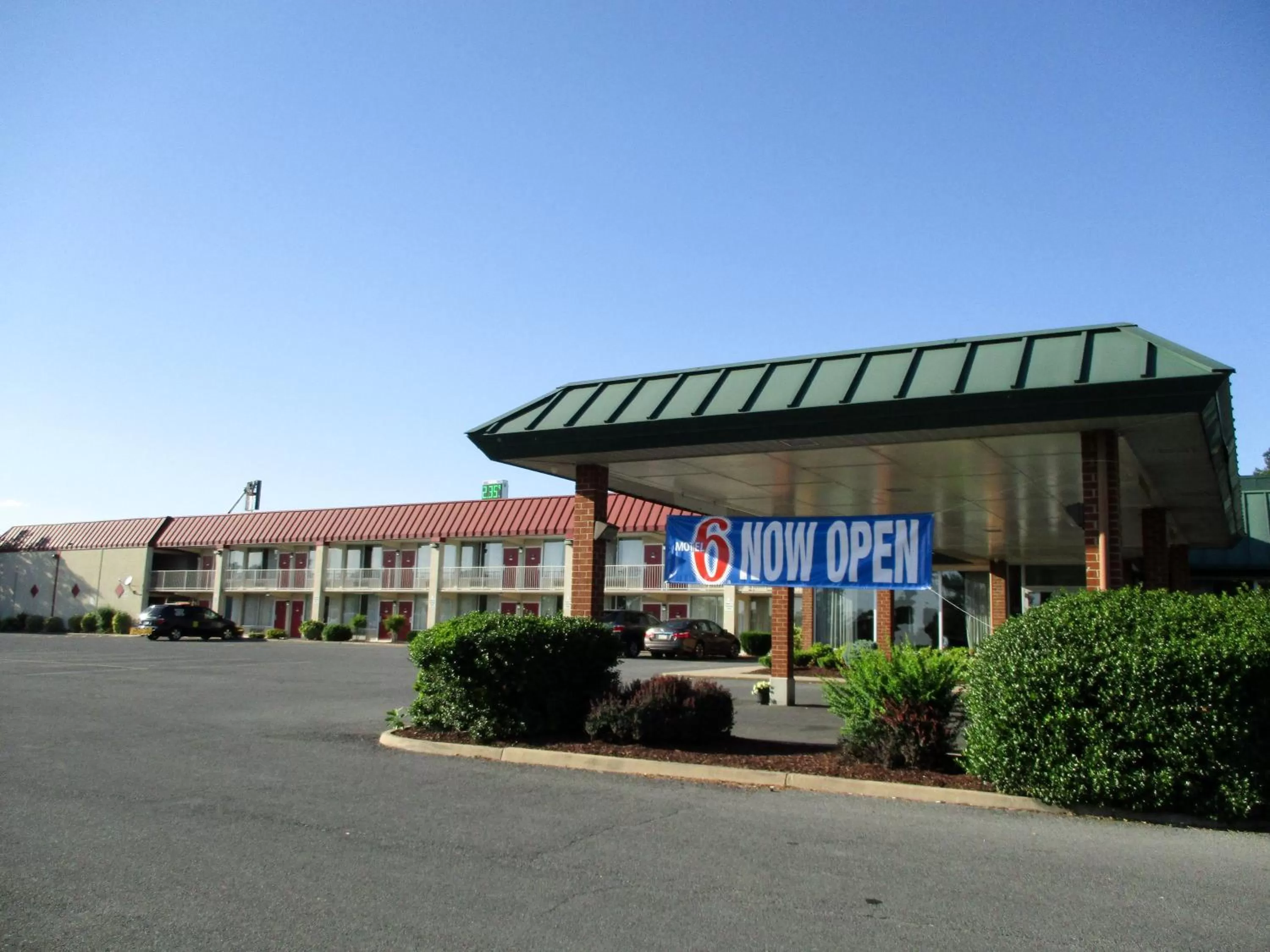 Facade/entrance in Motel 6-Mount Jackson, VA - Shenandoah