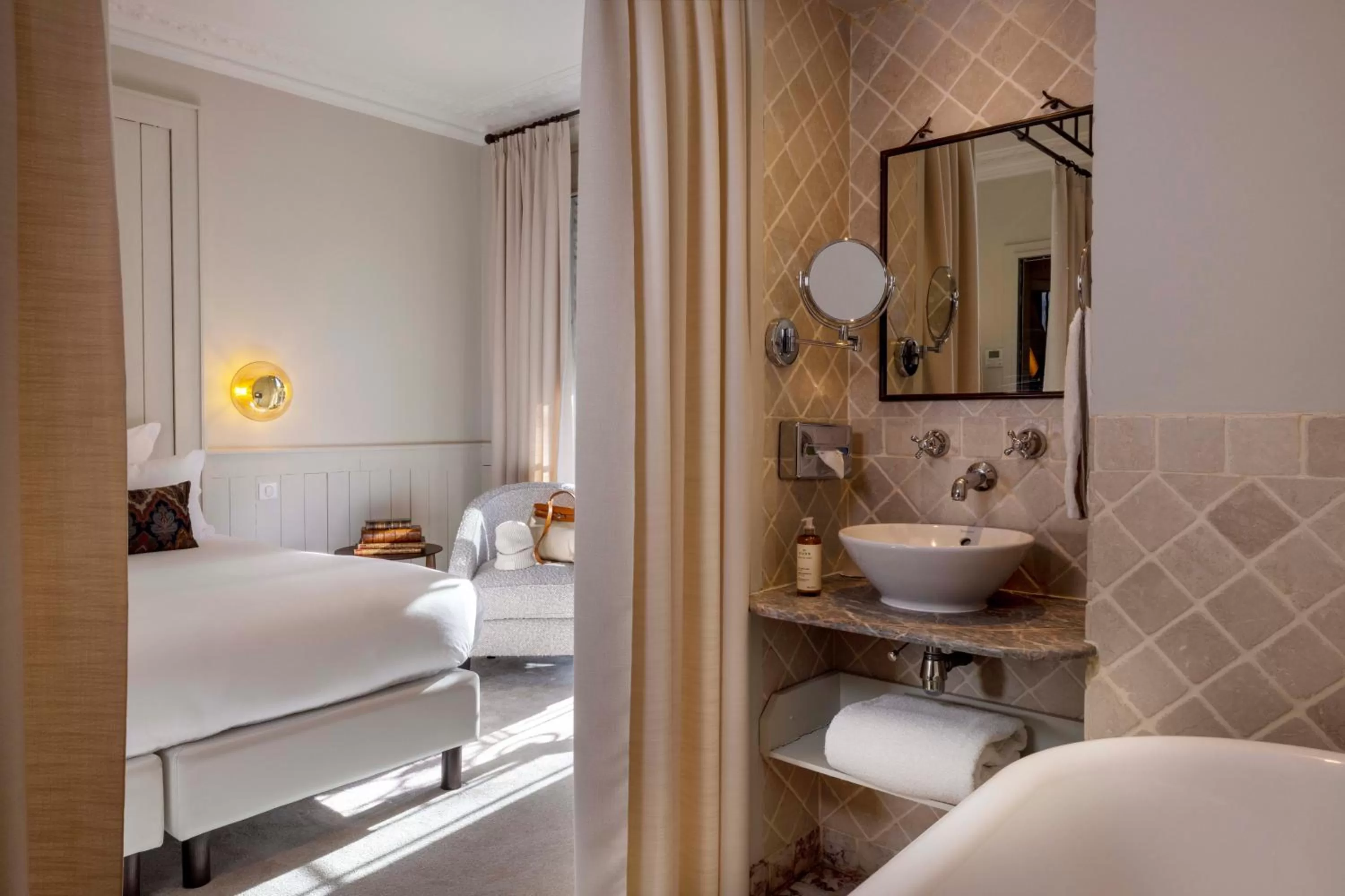 Bathroom, Bed in Hôtel de Banville