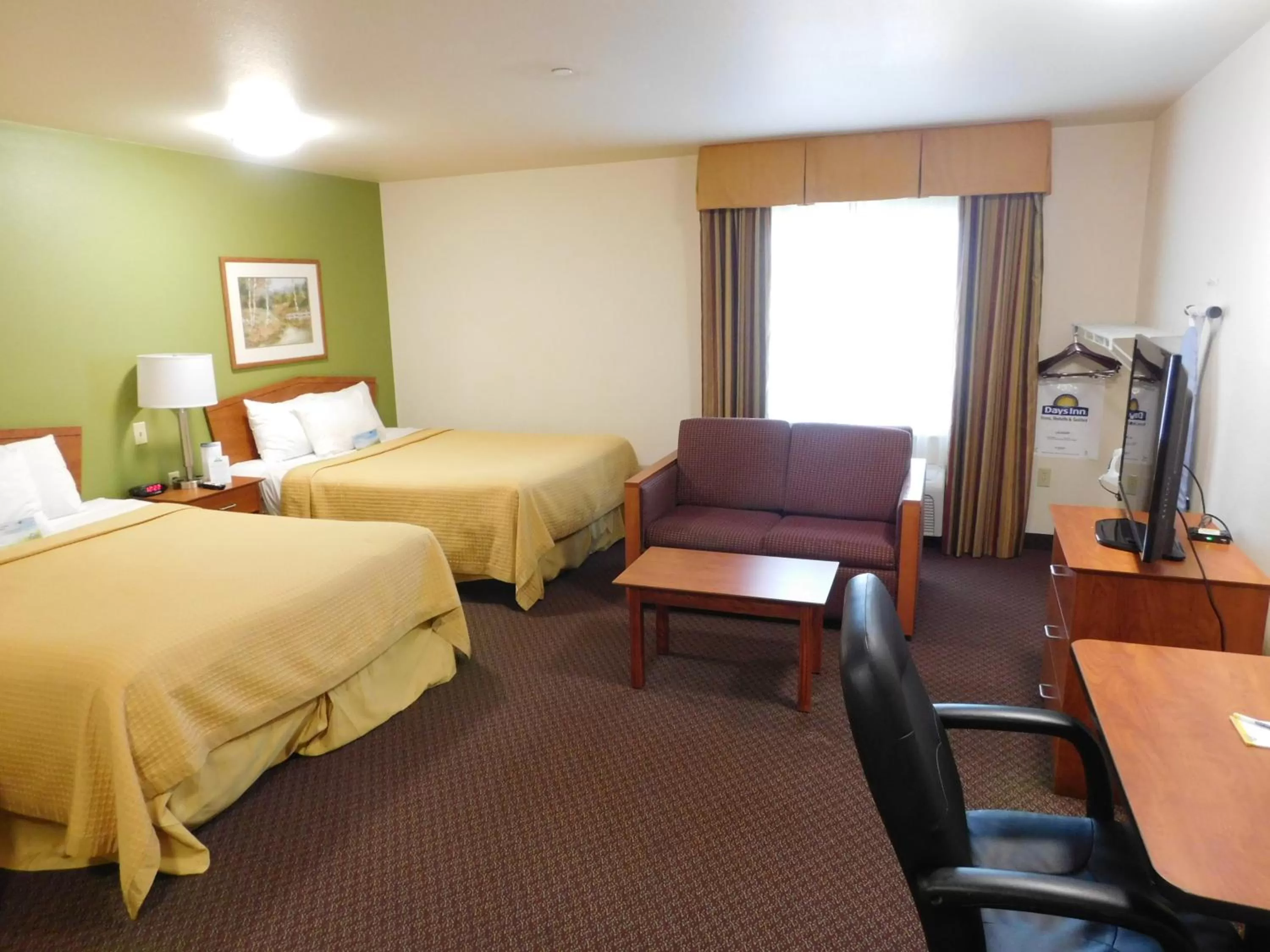 TV and multimedia, Bed in Days Inn & Suites by Wyndham Rochester South