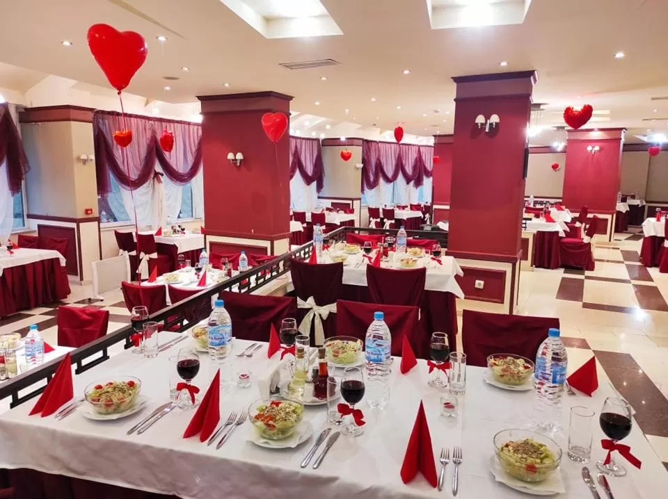 Restaurant/Places to Eat in Troyan Plaza Hotel