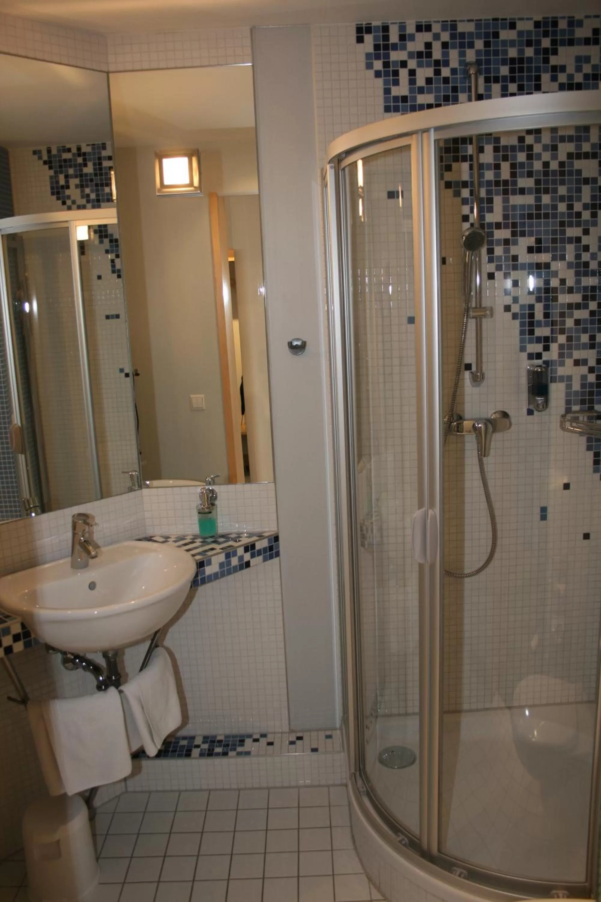 Single Room with Bathroom - single occupancy in Bildungs- und Begegnungsstätte Brüderhaus