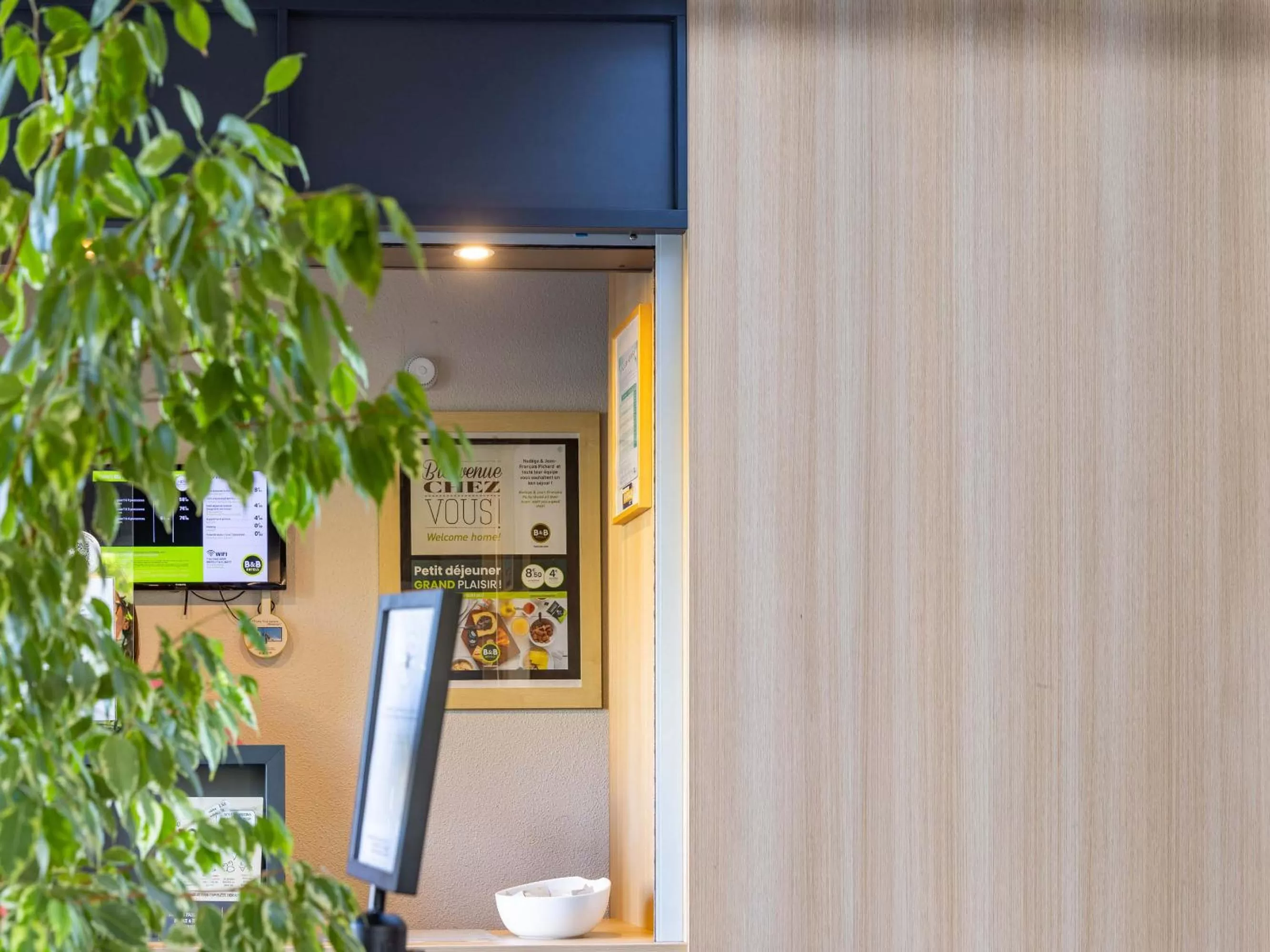 Lobby or reception in B&B HOTEL Rennes Est Cesson Sévigné