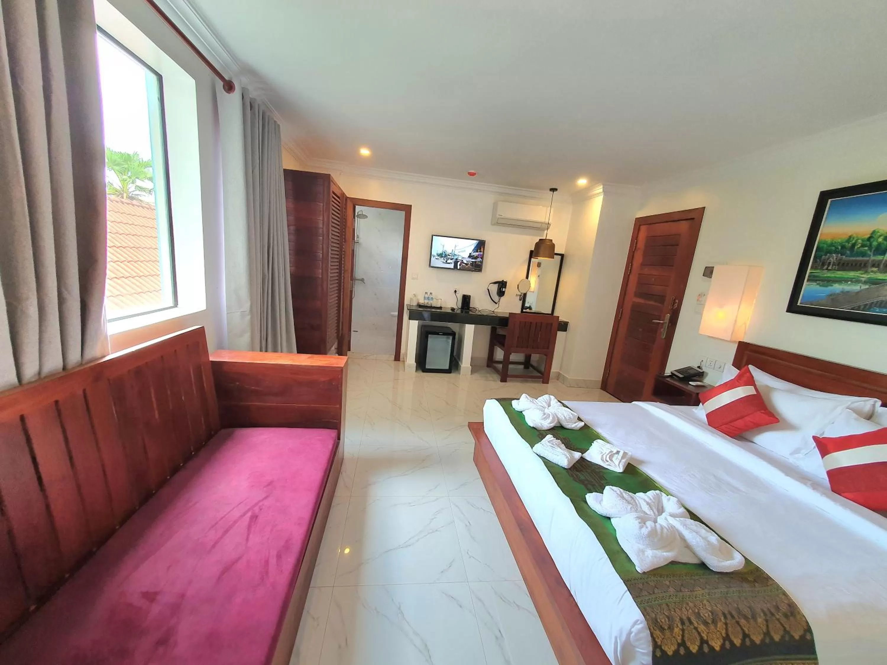 Bed in Long Night Siem Reap Hotel