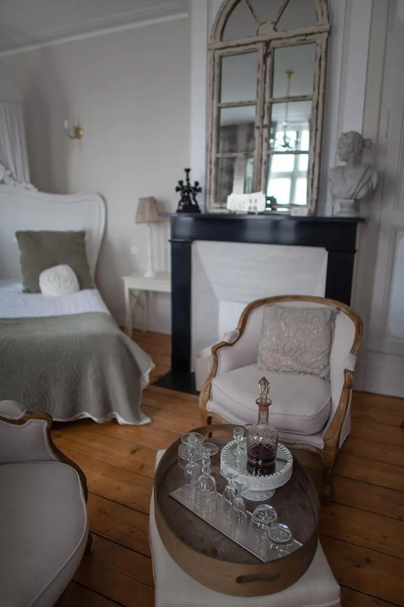 Living room, Bed in Bienvenue Chez Nous