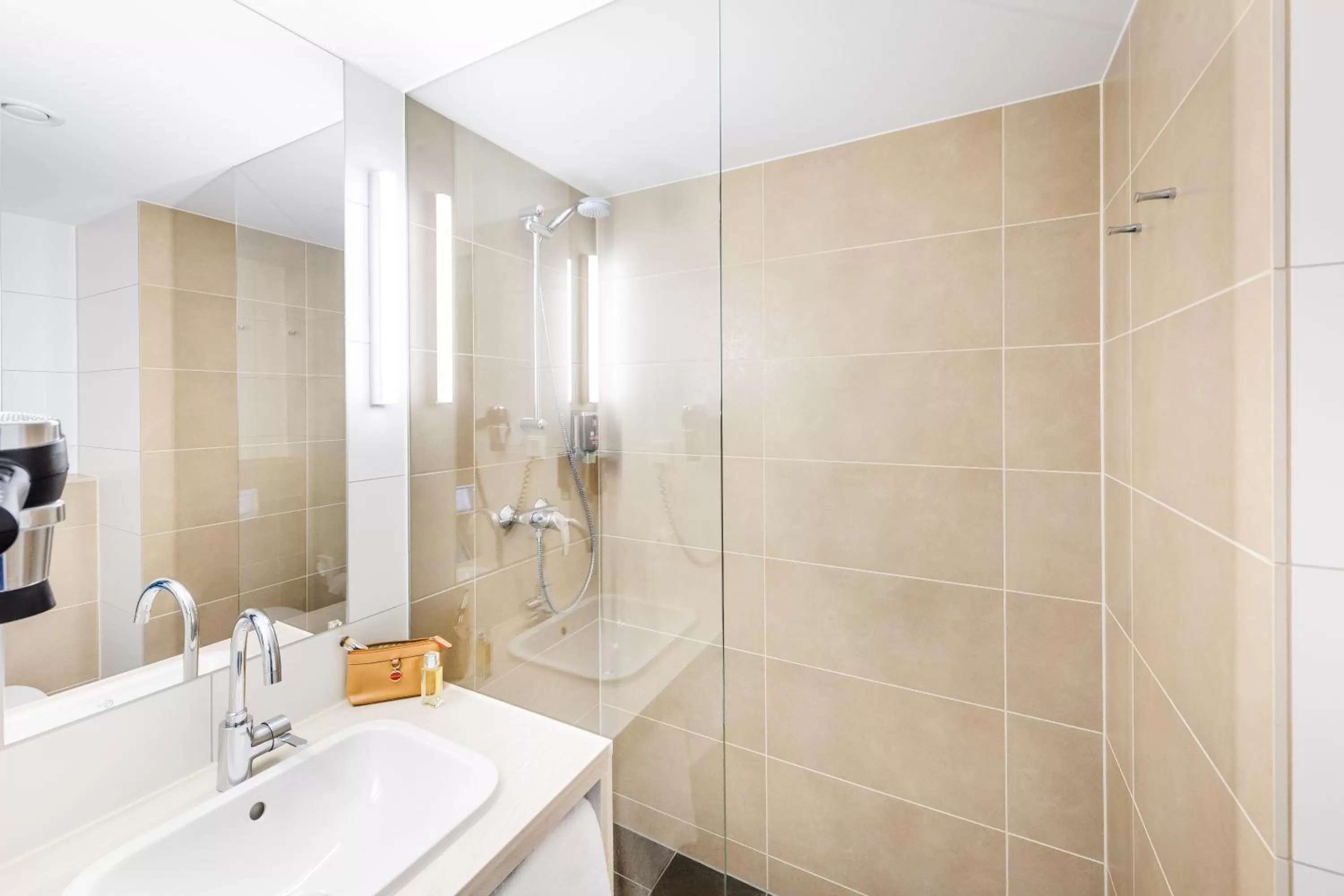 Shower in Ibis Styles Konstanz