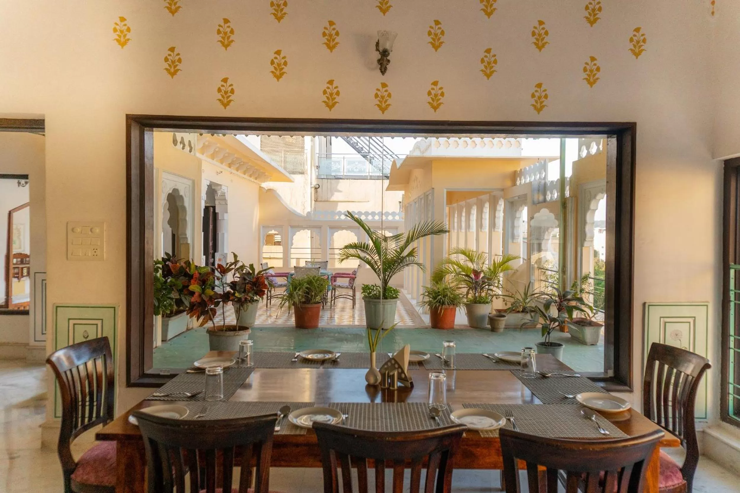 Restaurant/places to eat in Amar Kothi