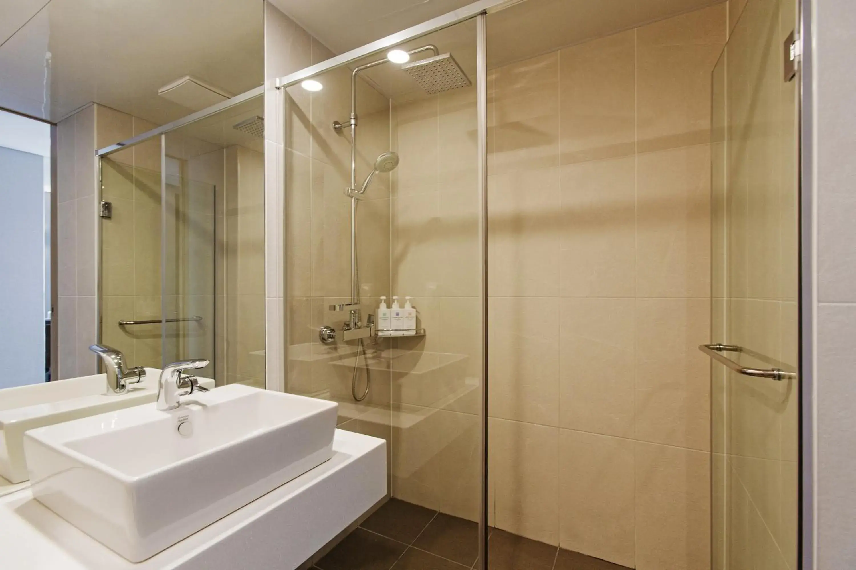 Deluxe Double Room with City View in Hotel Adela Busan Deluxe Double Room with City View in Hotel Adela Busan