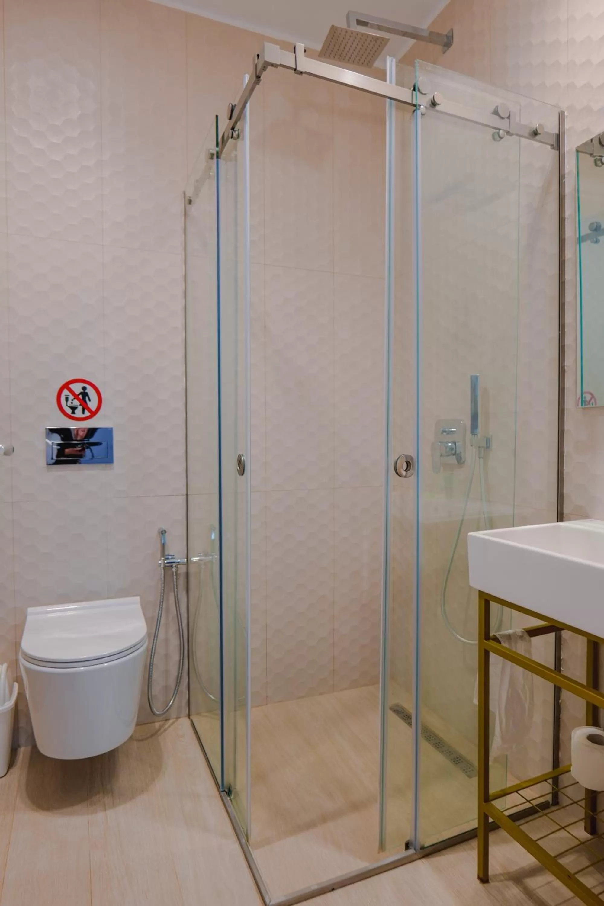 Shower, Bathroom in Otto Hotel