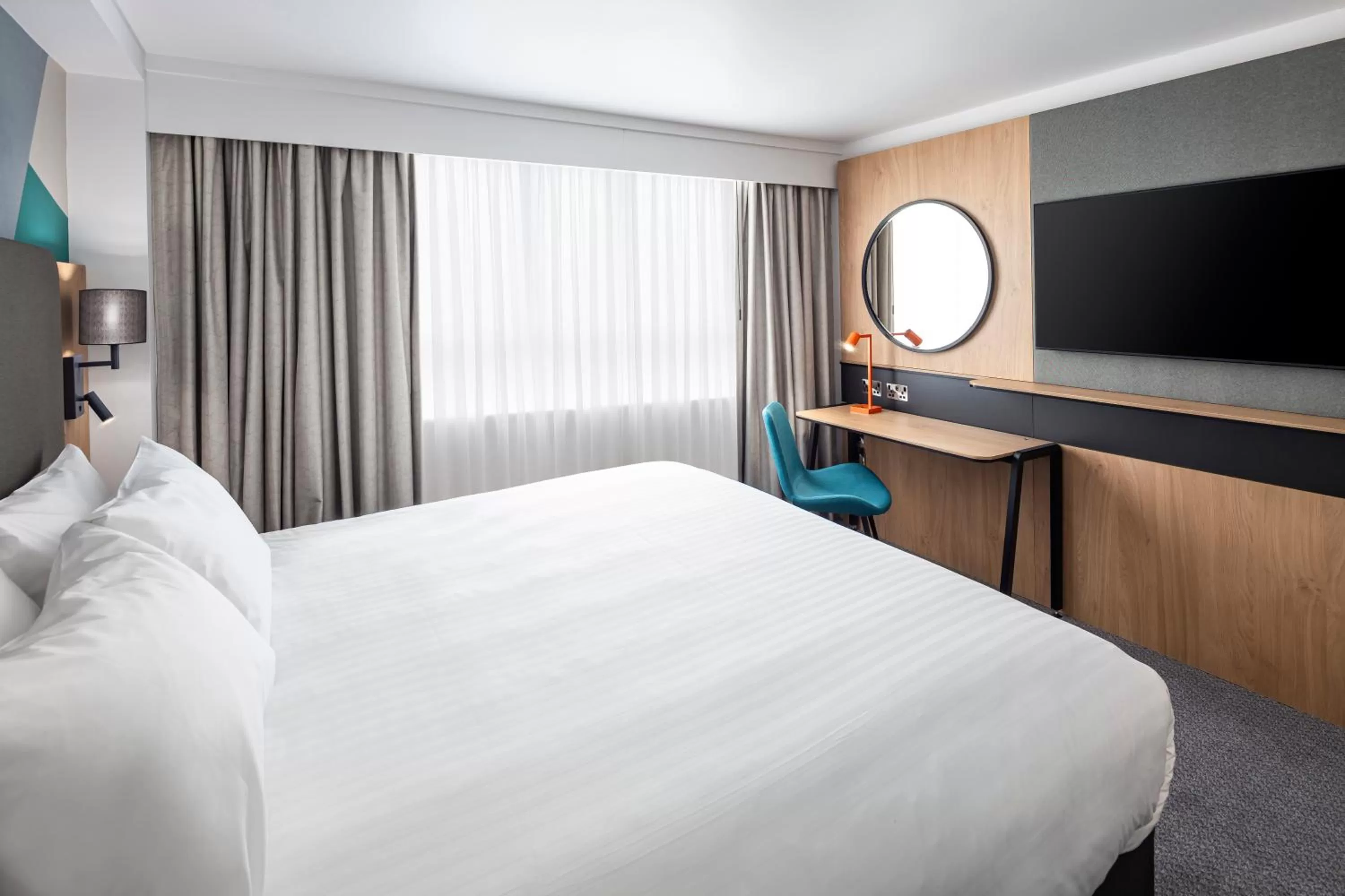 Bedroom, Bed in Holiday Inn Aylesbury by IHG