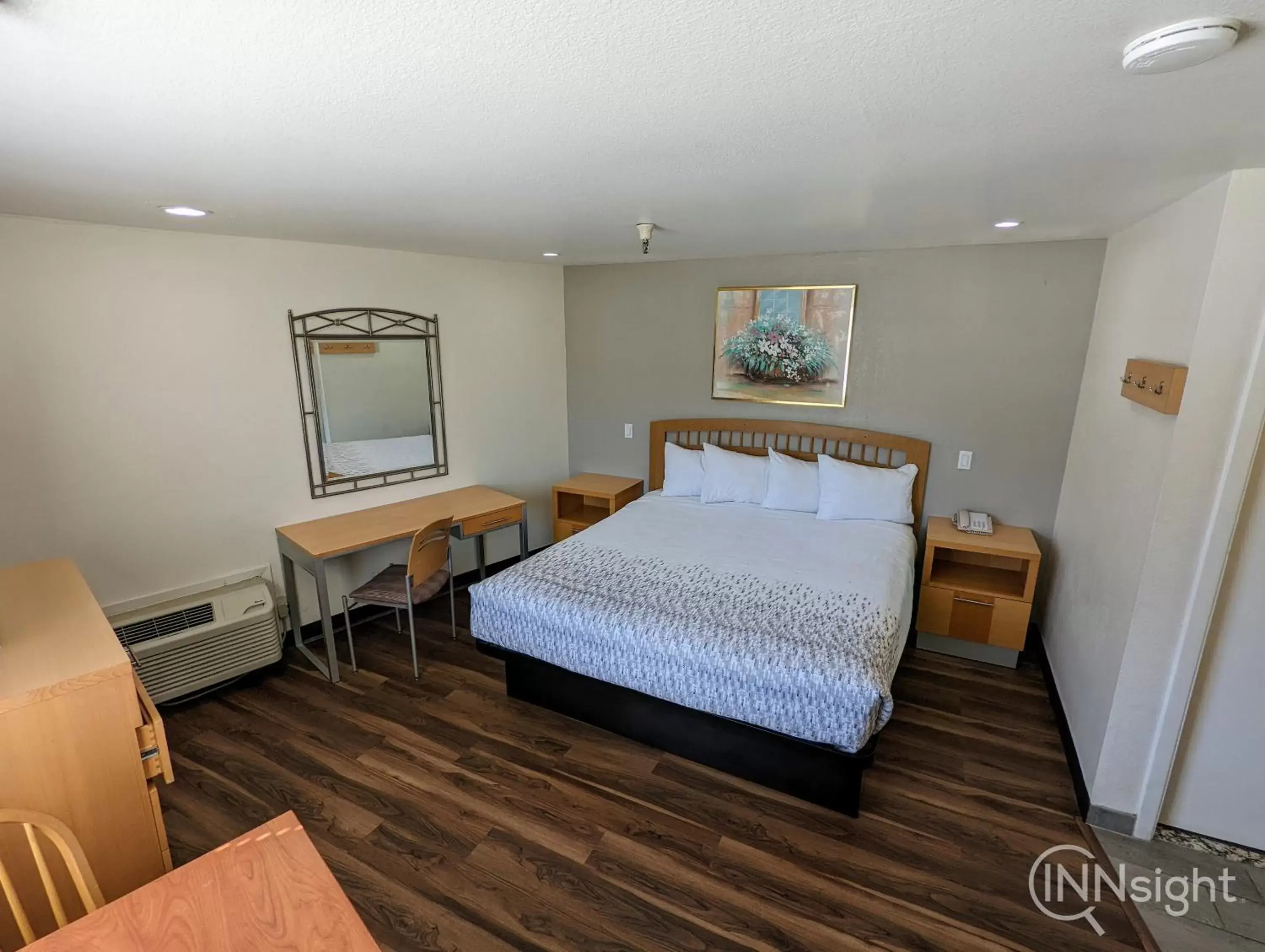 Deluxe King Room in Royal Inn Deluxe King Room in Royal Inn