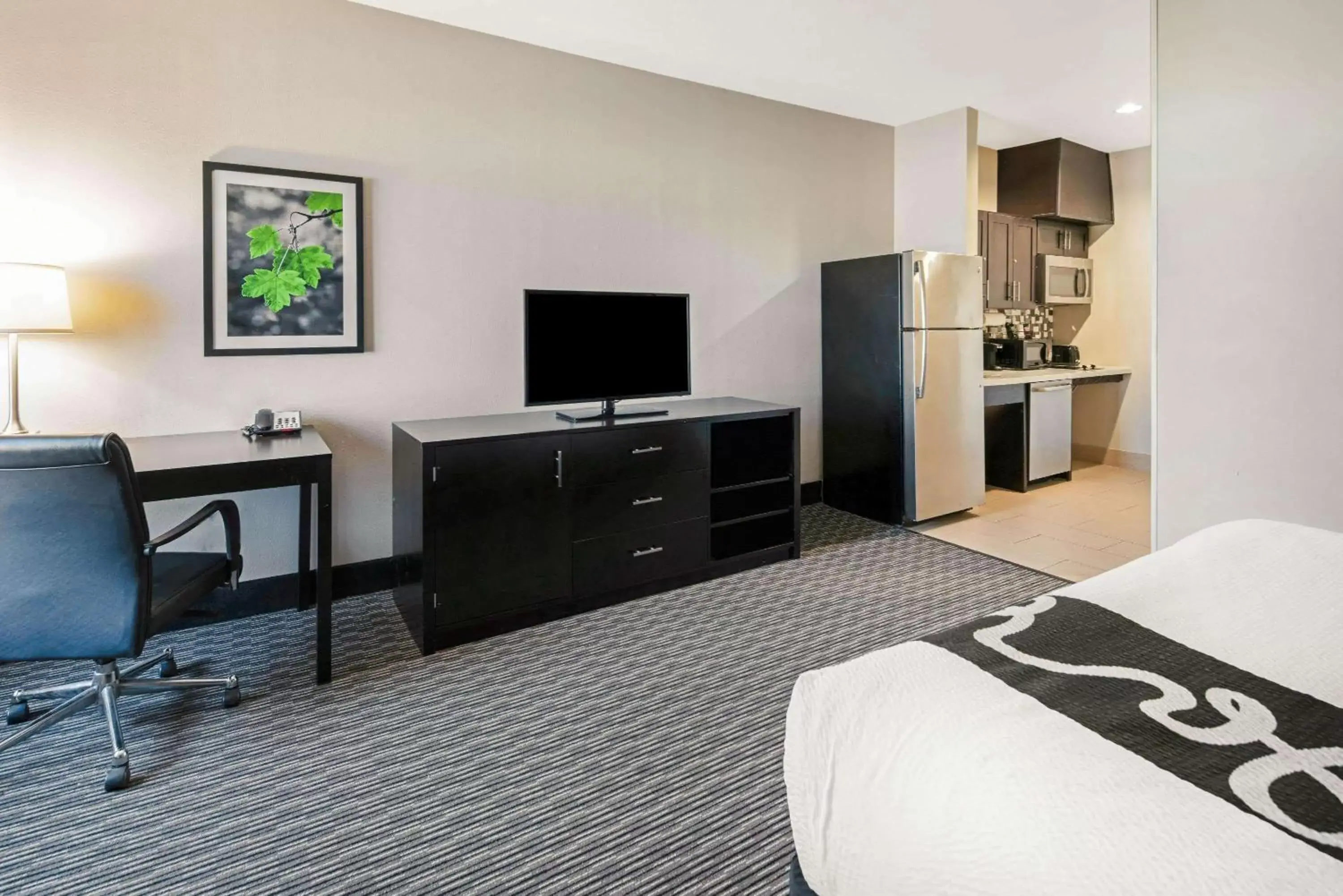 1 King Bed, Deluxe Mobility/Hearing Access Suite, Tub w/Grab Bars, No Smoking in La Quinta by Wyndham Rockport - Fulton 1 King Bed, Deluxe Mobility/Hearing Access Suite, Tub w/Grab Bars, No Smoking in La Quinta by Wyndham Rockport - Fulton