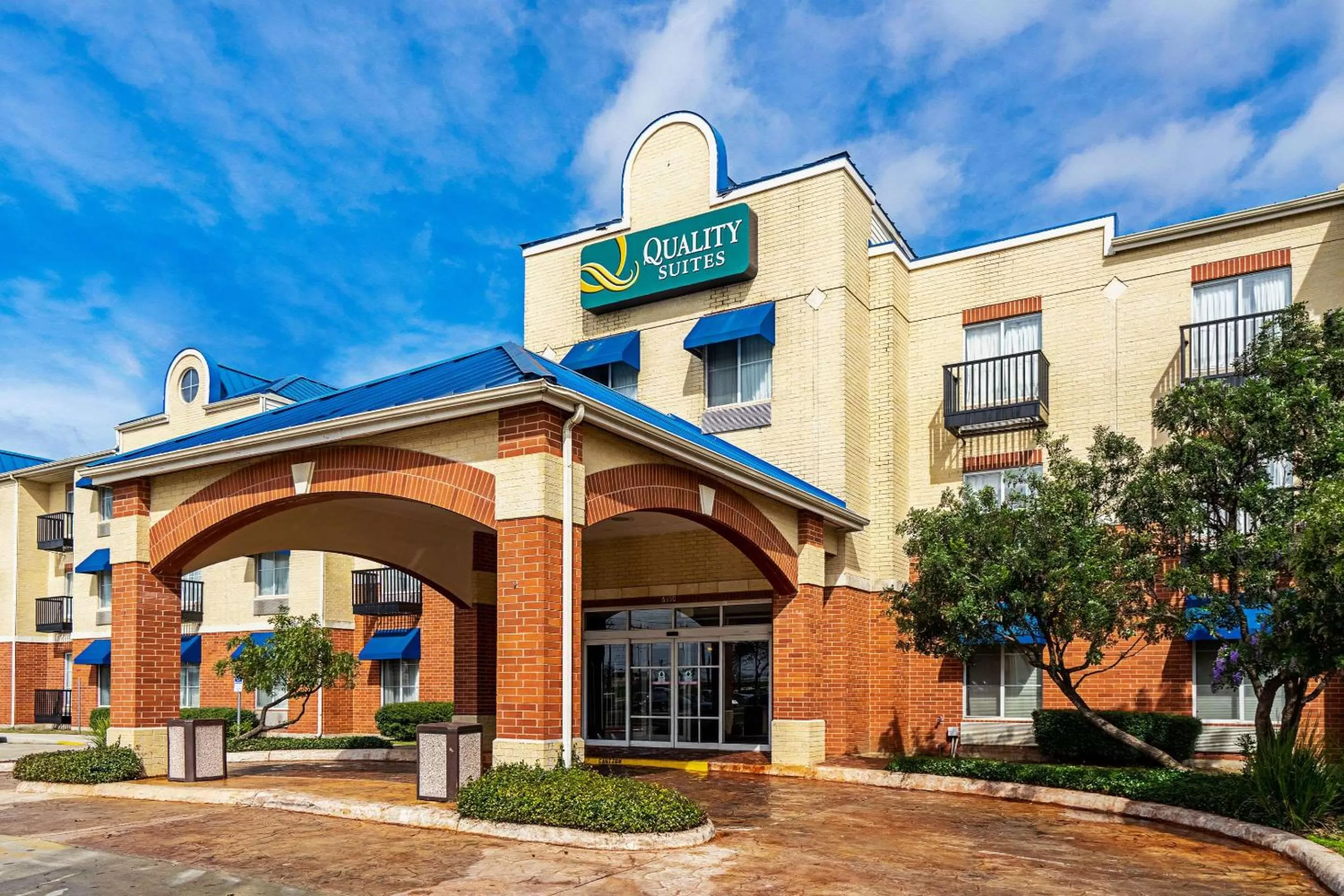 Property building in Quality Suites San Antonio Northeast