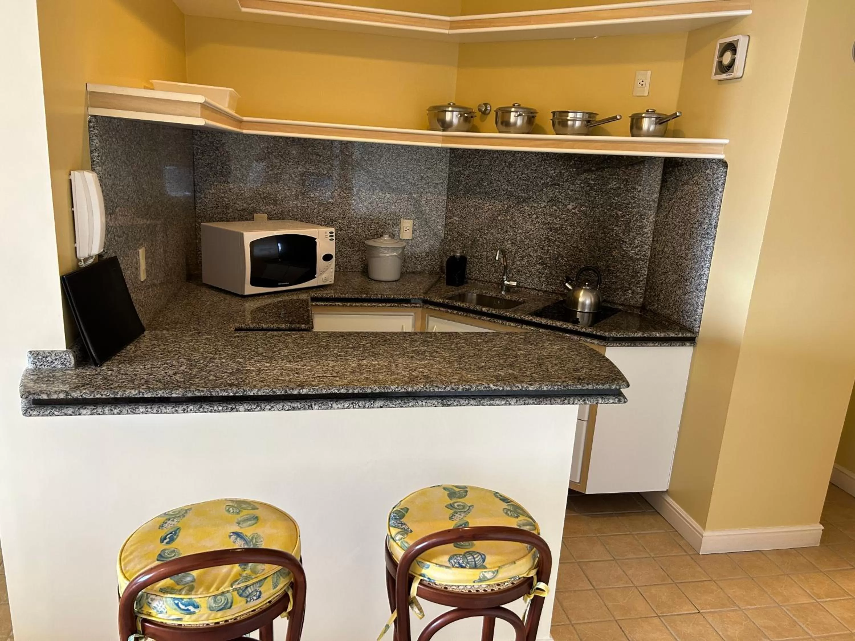Coffee/tea facilities, Kitchen/Kitchenette in Golfinhos Apart Hotel