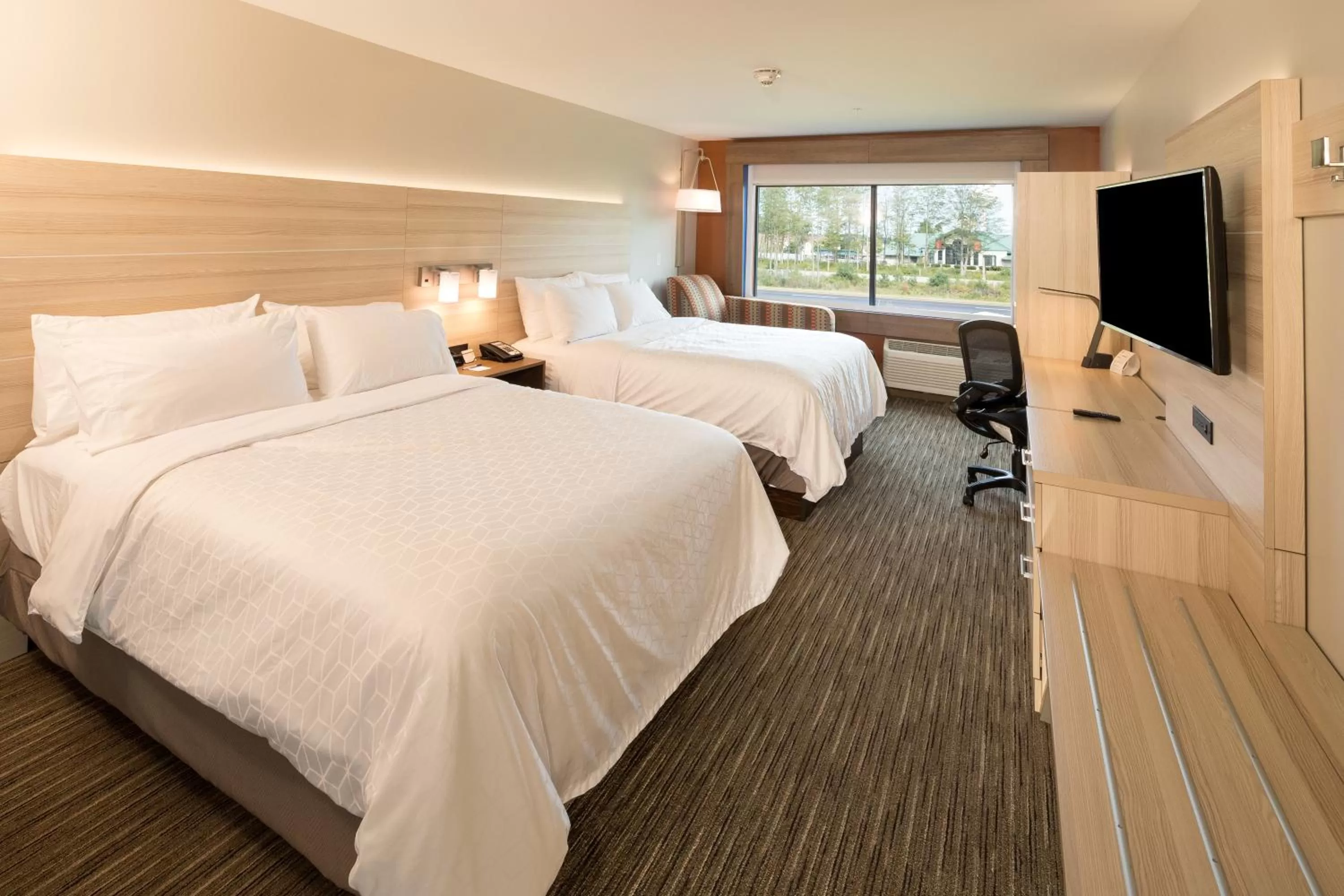 Bed in Holiday Inn Express Hotel & Suites Bay City by IHG