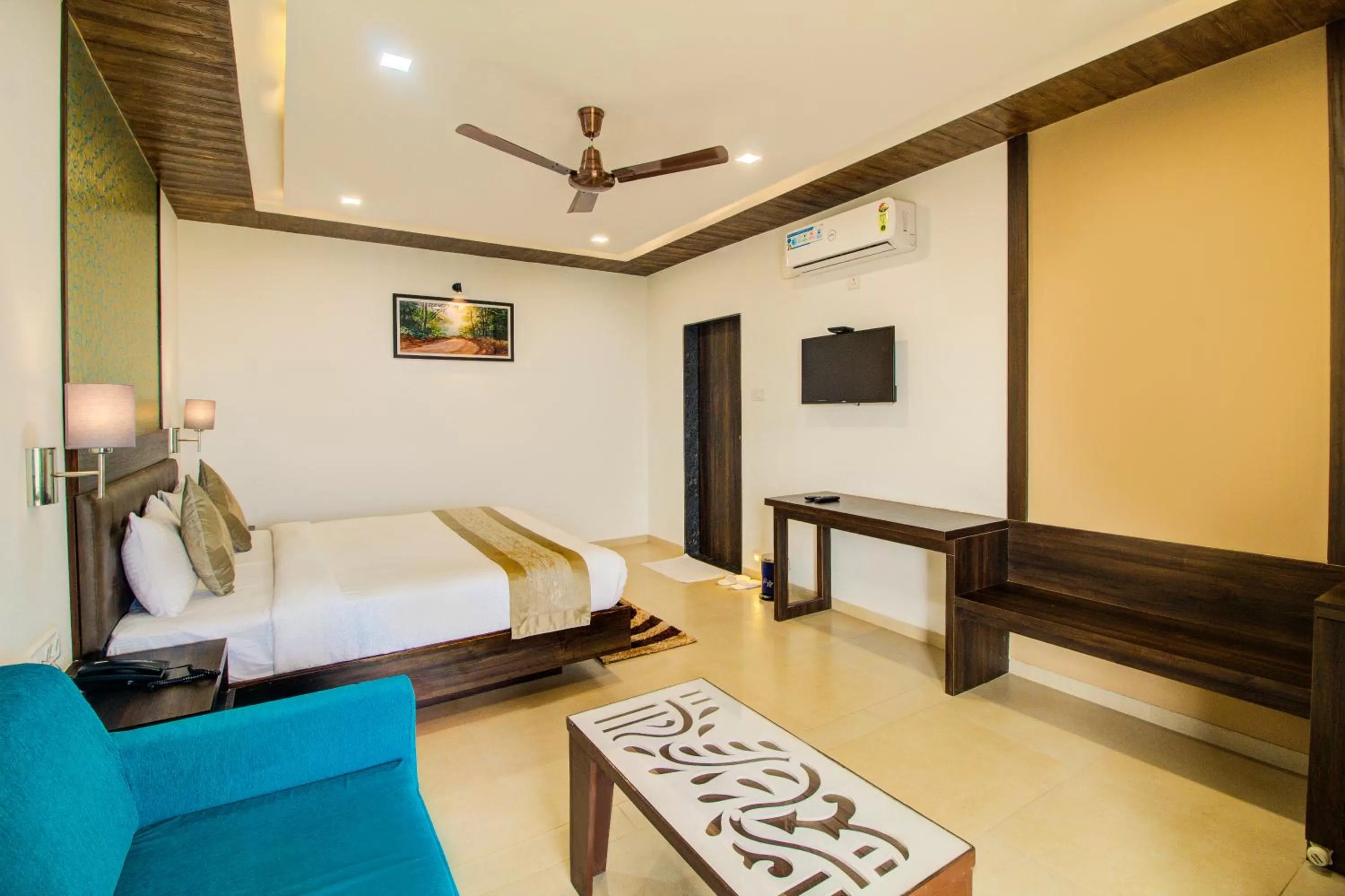 Bed in Mountain Breeze Resort, Mahabaleshwar
