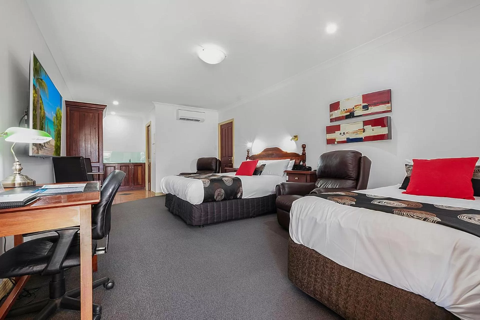 Photo of the whole room, Bed in Georgian Motor Lodge