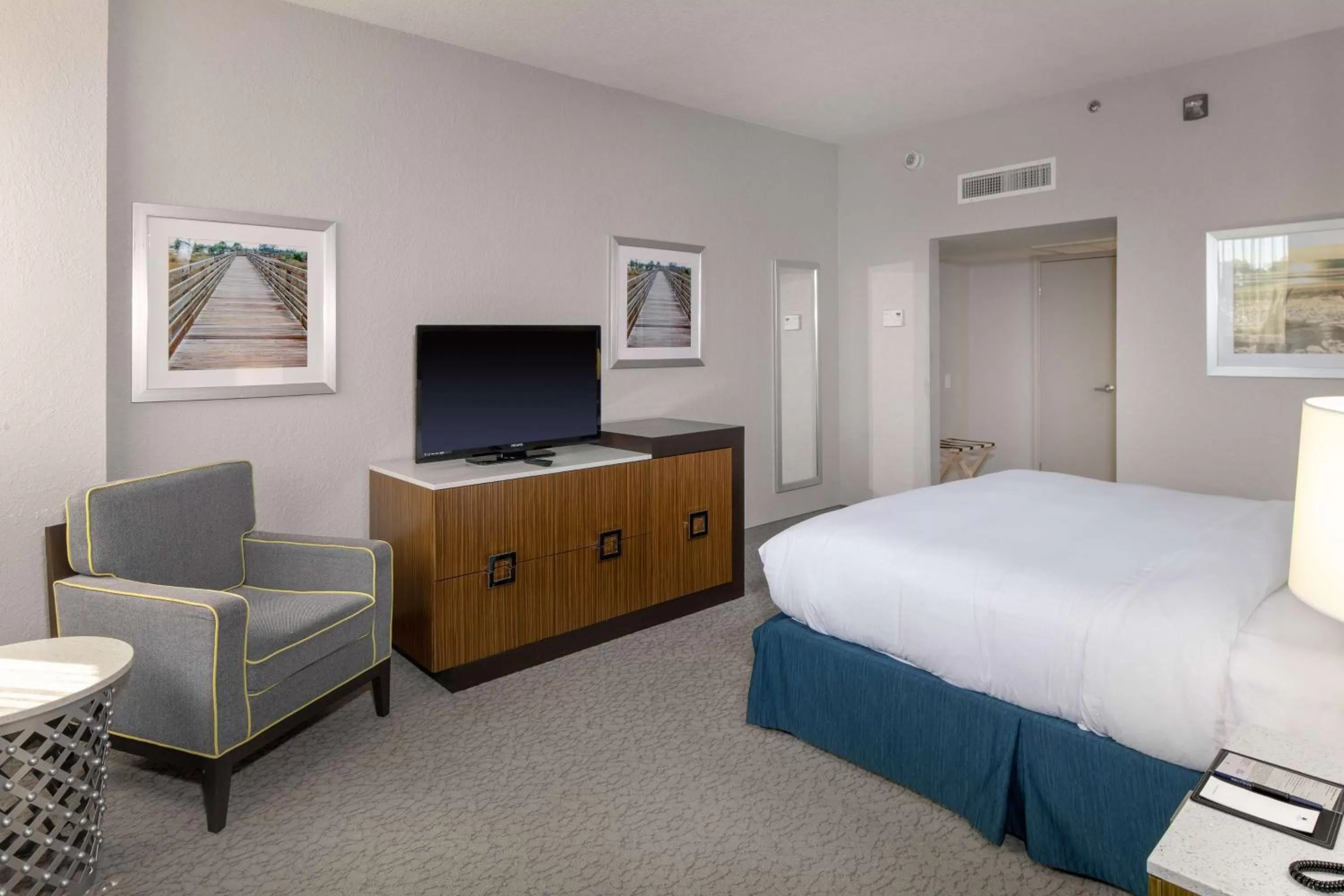 Bed in DoubleTree by Hilton Hotel Jacksonville Airport