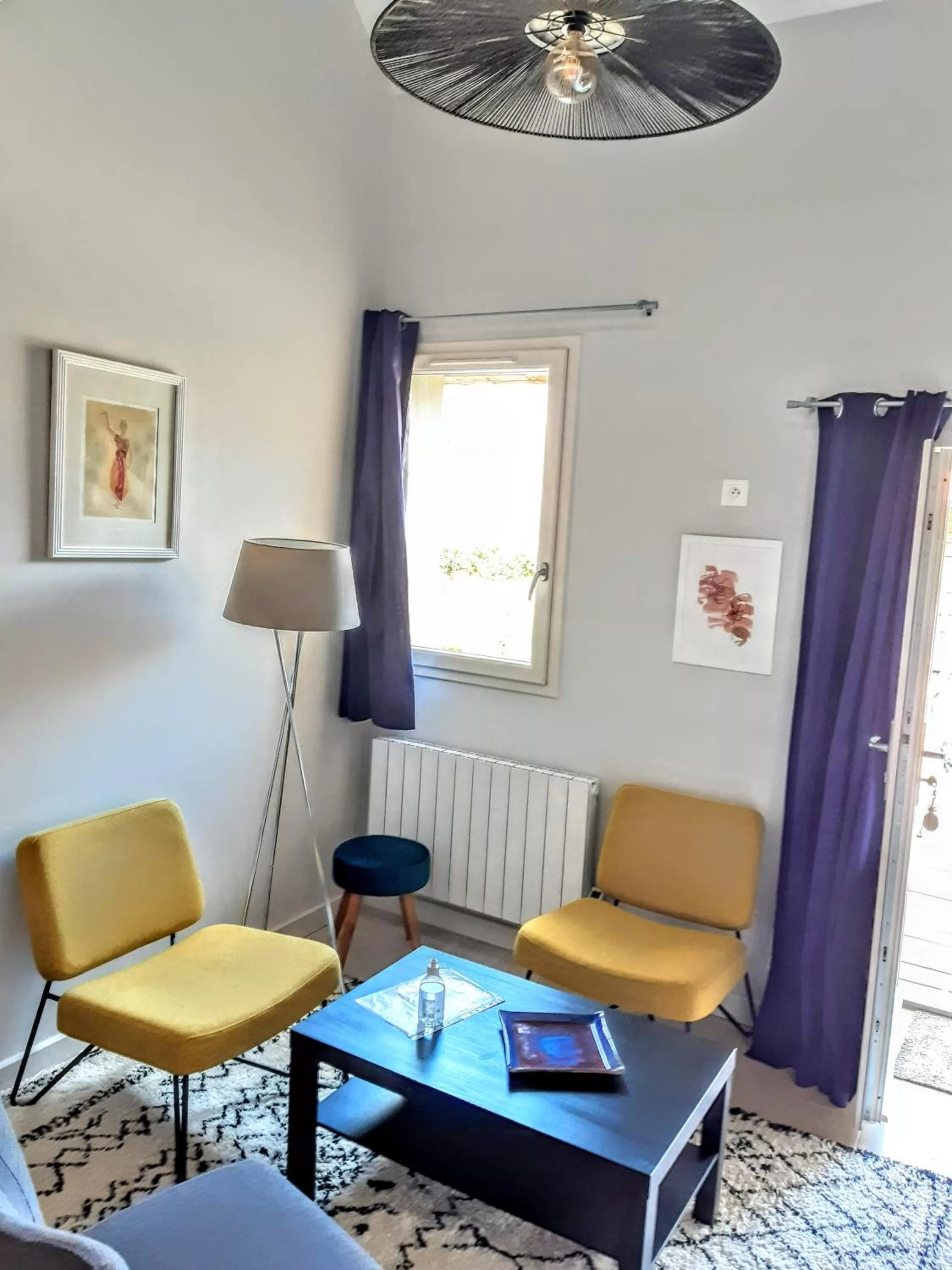 Seating area in 10 Côté Cour