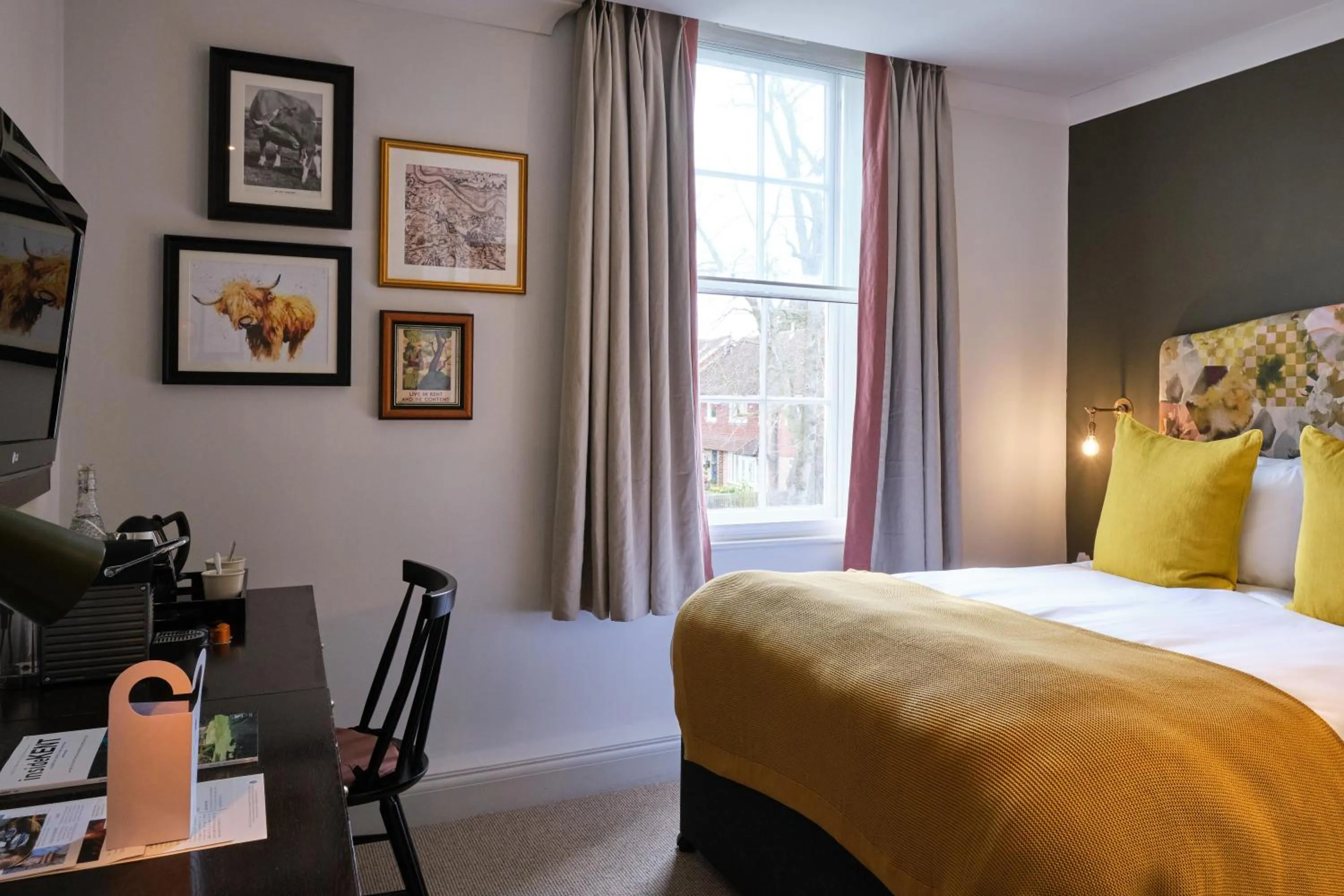 Photo of the whole room, Bed in The Bulls Head Hotel