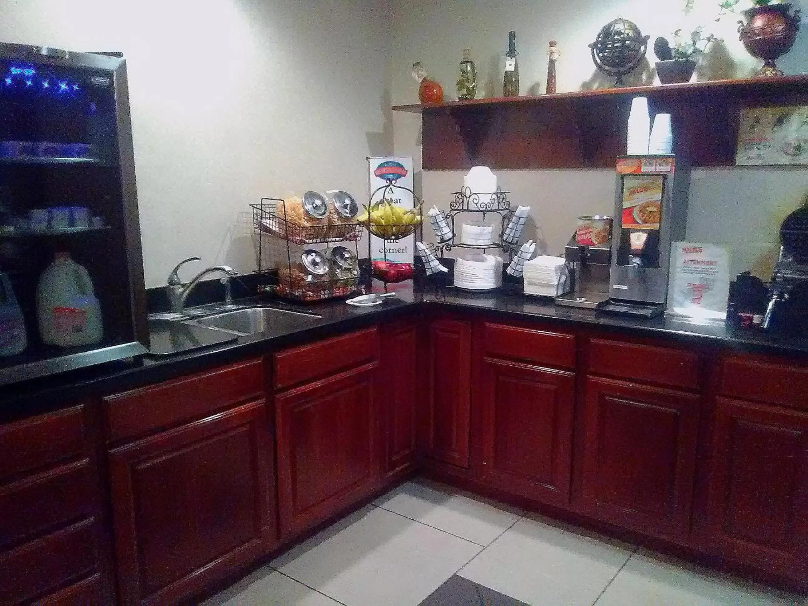 Coffee/tea facilities in Baymont by Wyndham Battle Creek Downtown