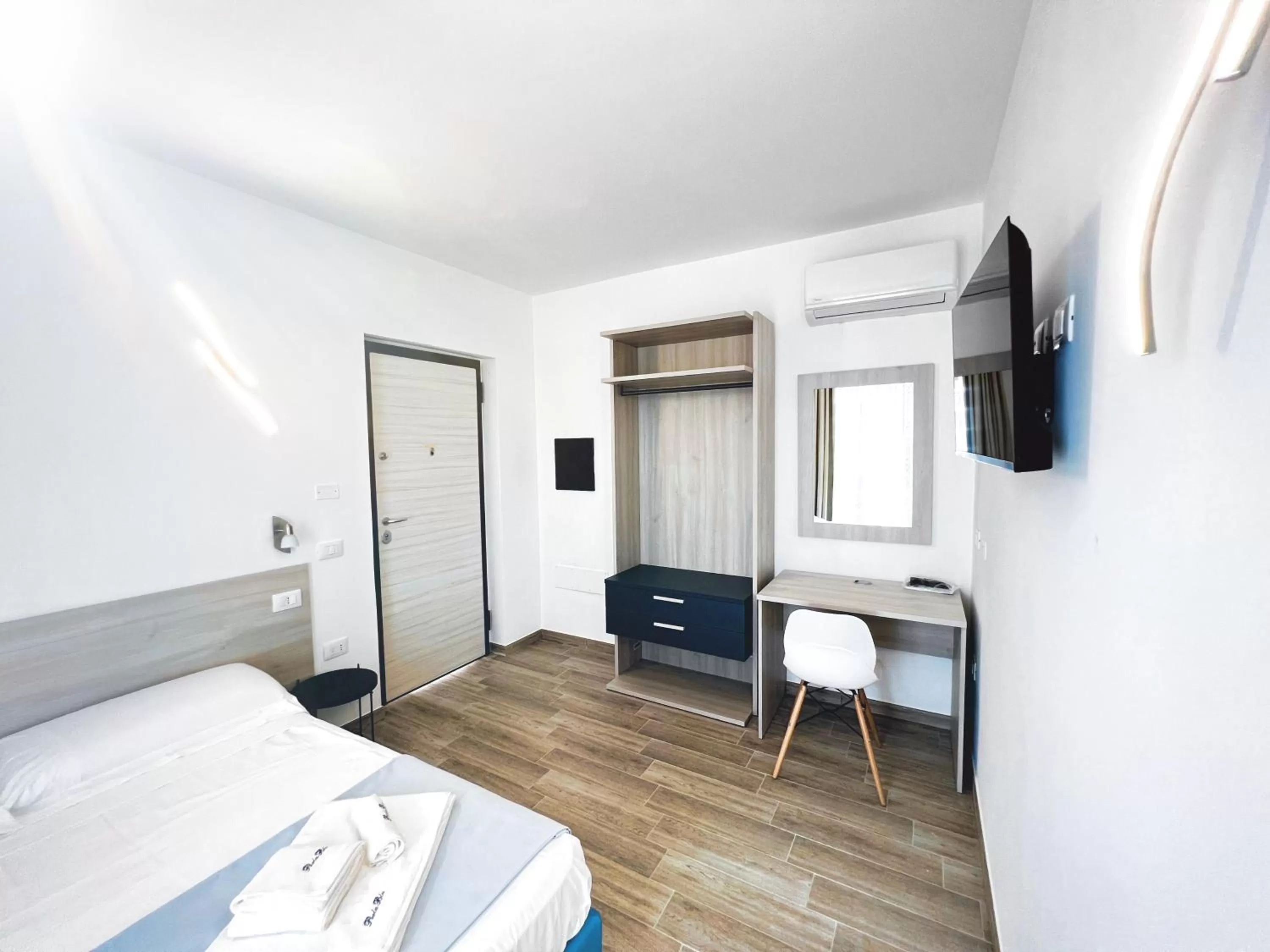 Photo of the whole room, Bed in Perla Blu Tropea