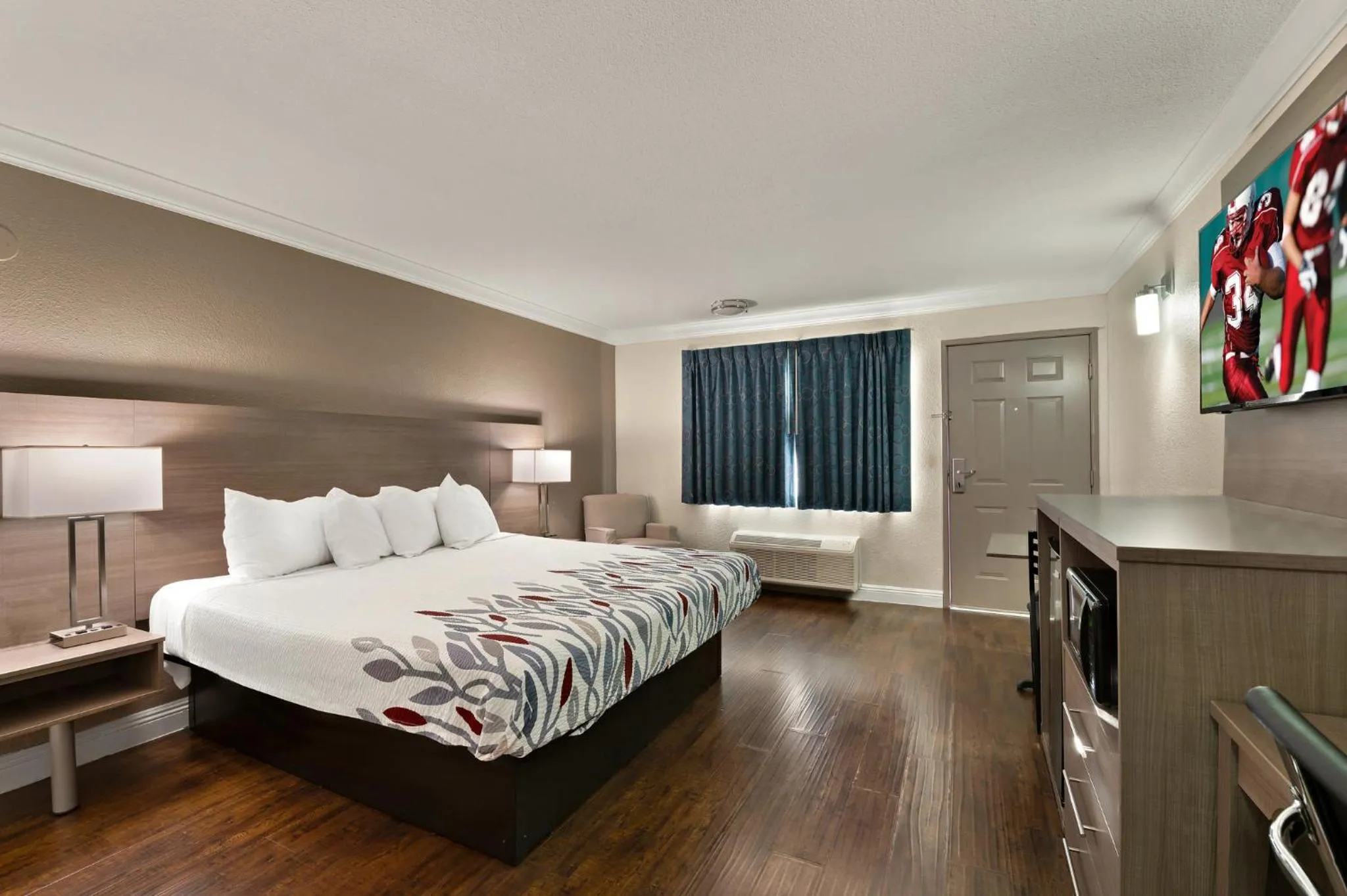 Photo of the whole room, Bed in Red Roof Inn Los Angeles - Bellflower