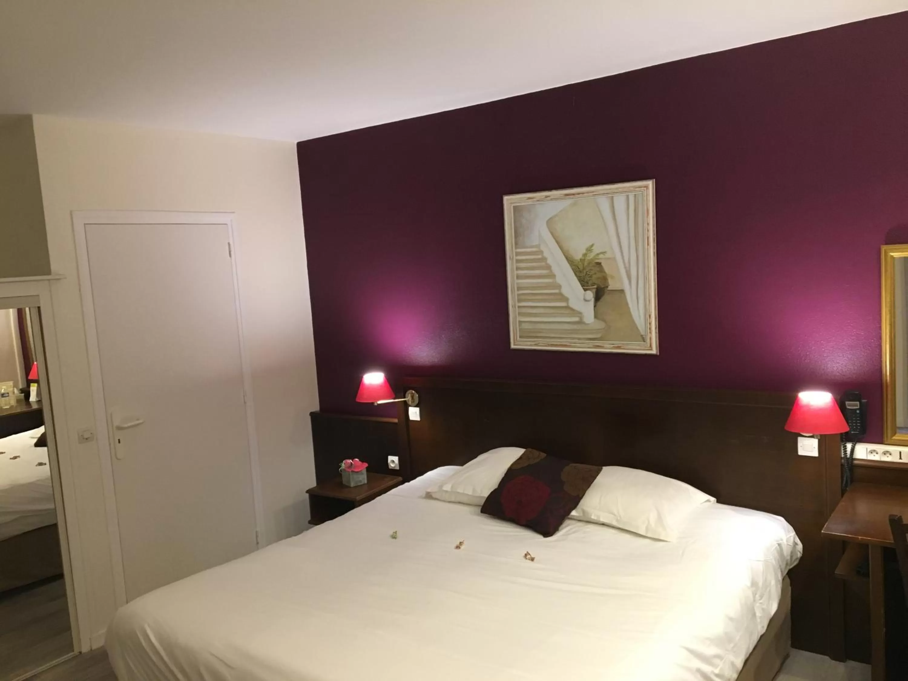 Bedroom, Bed in Logis Hôtel Les Nymphéas