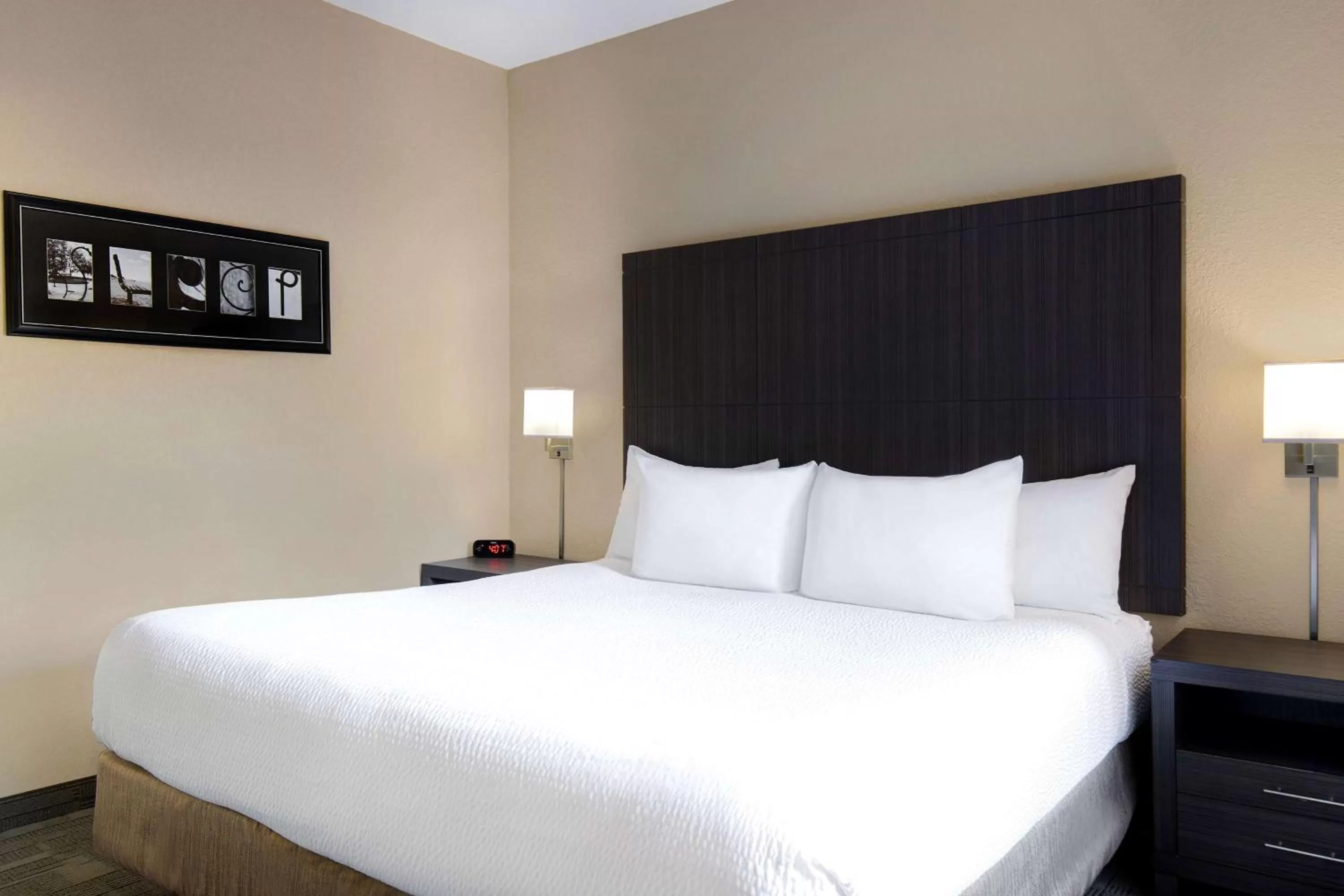 Photo of the whole room, Bed in Days Inn by Wyndham Medicine Hat