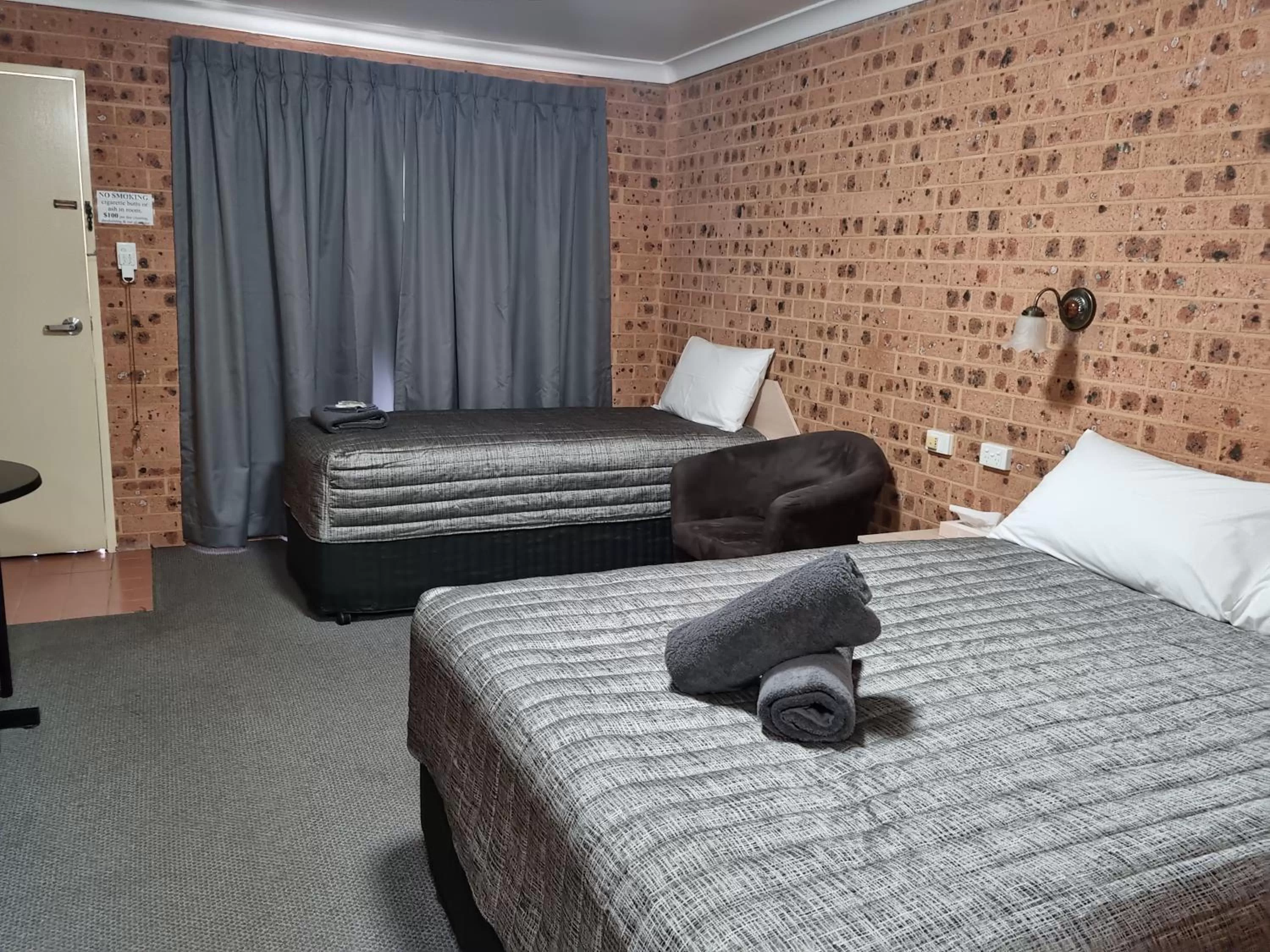 Bedroom, Bed in Aberdeen Motel