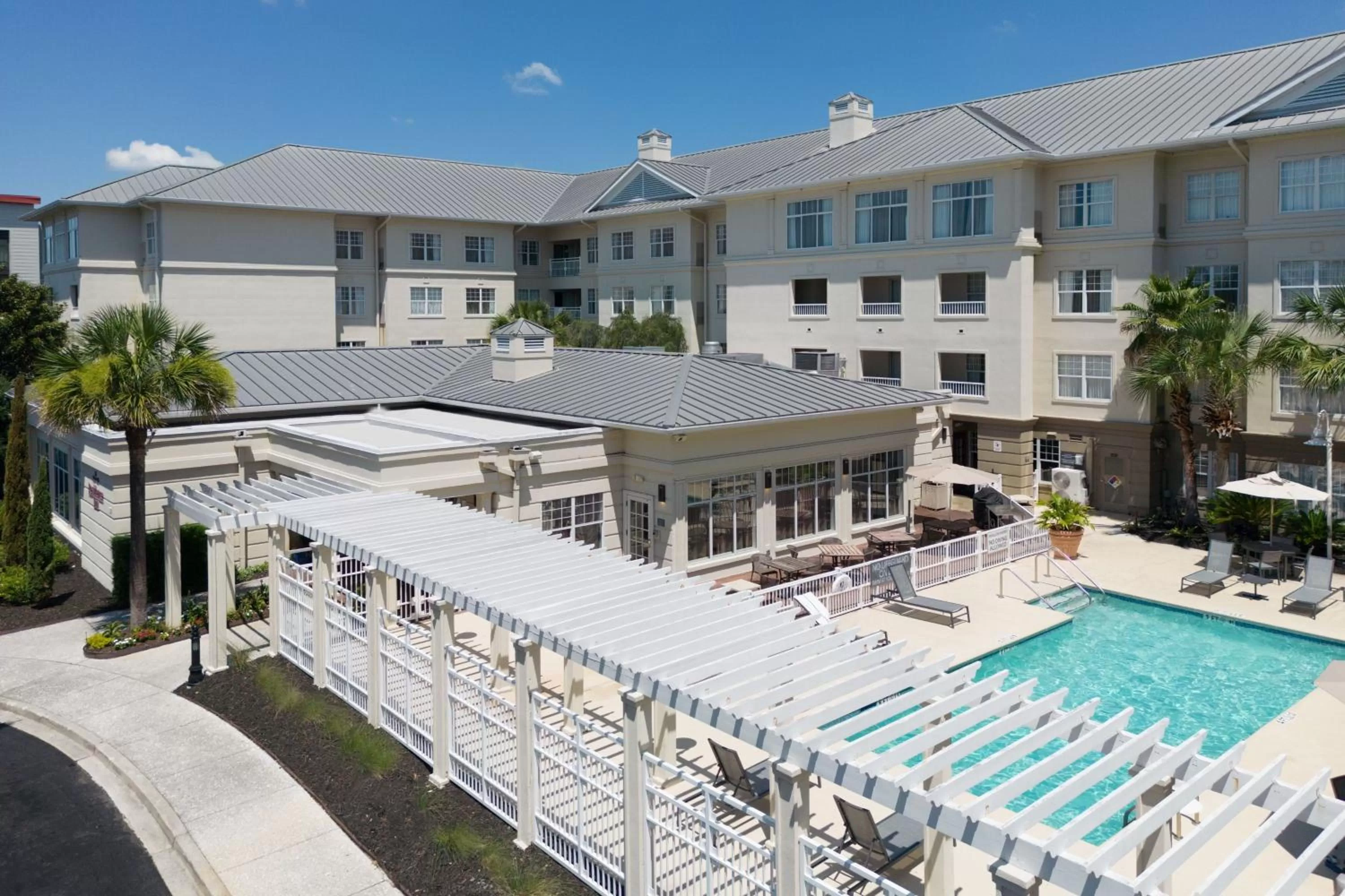 Swimming pool in Residence Inn Charleston Riverview