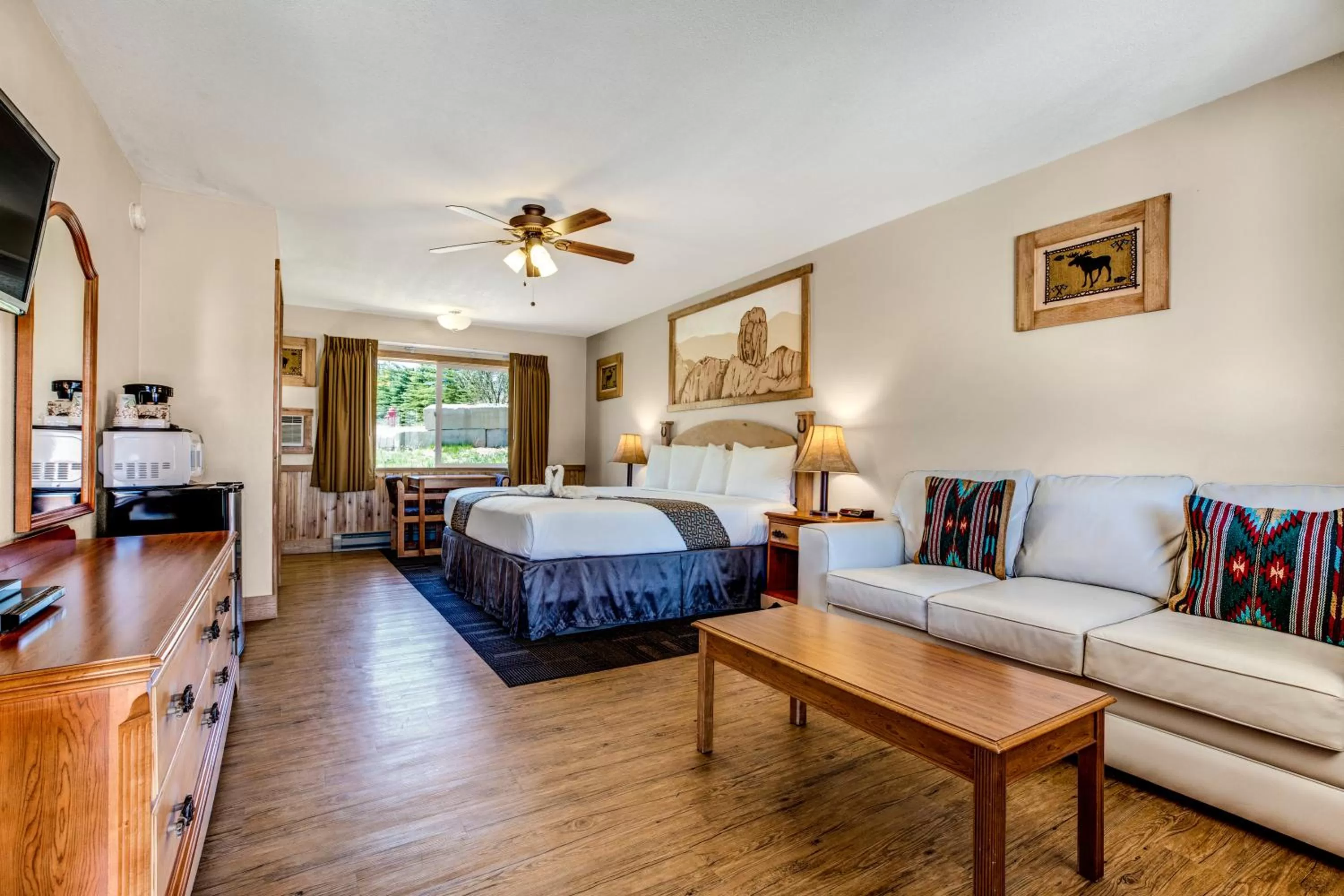 Standard King Room 01 in Murphy's Resort